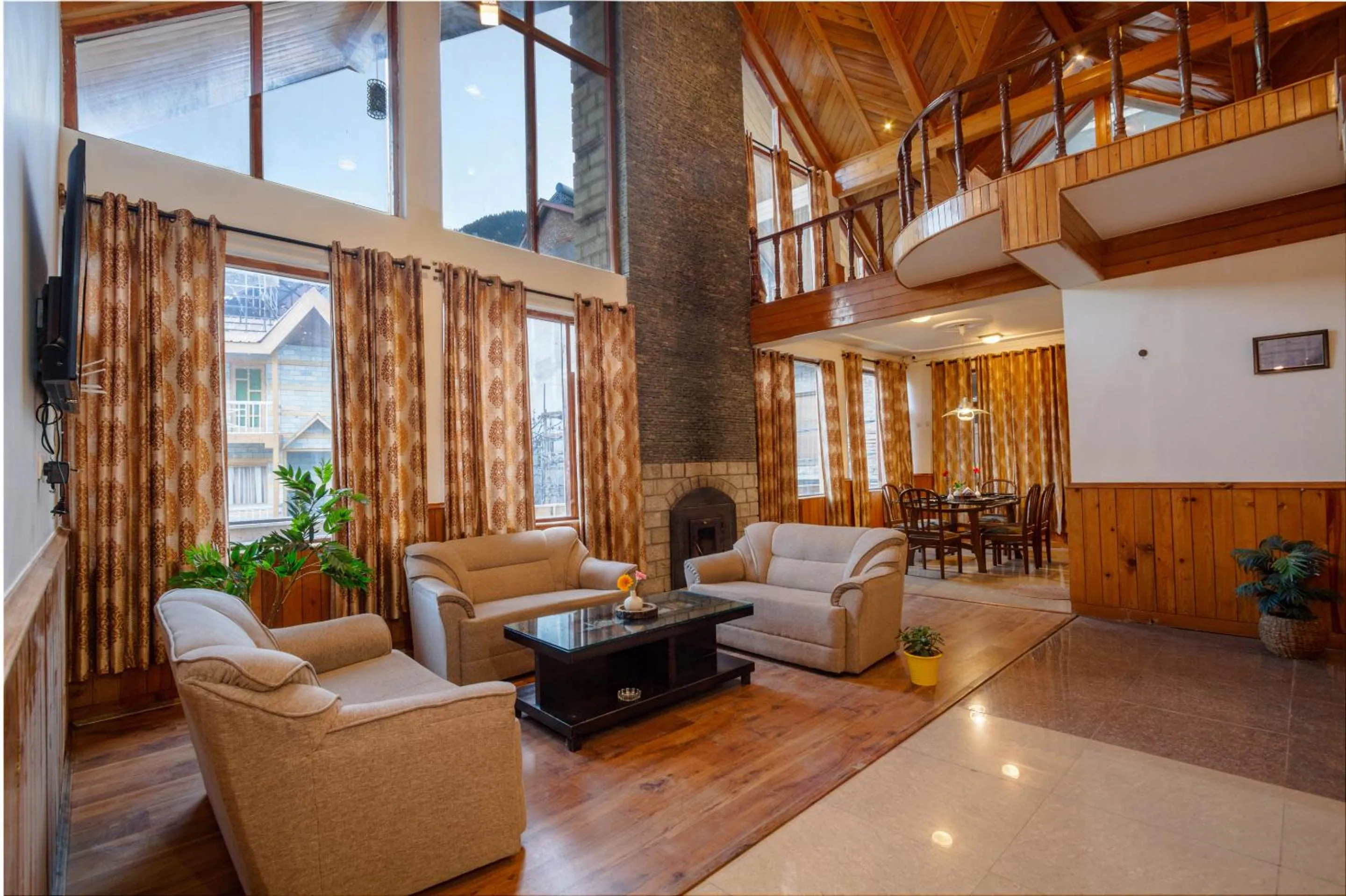 Communal lounge/ TV room in Tripli Hotels Conifer Wood Cottage