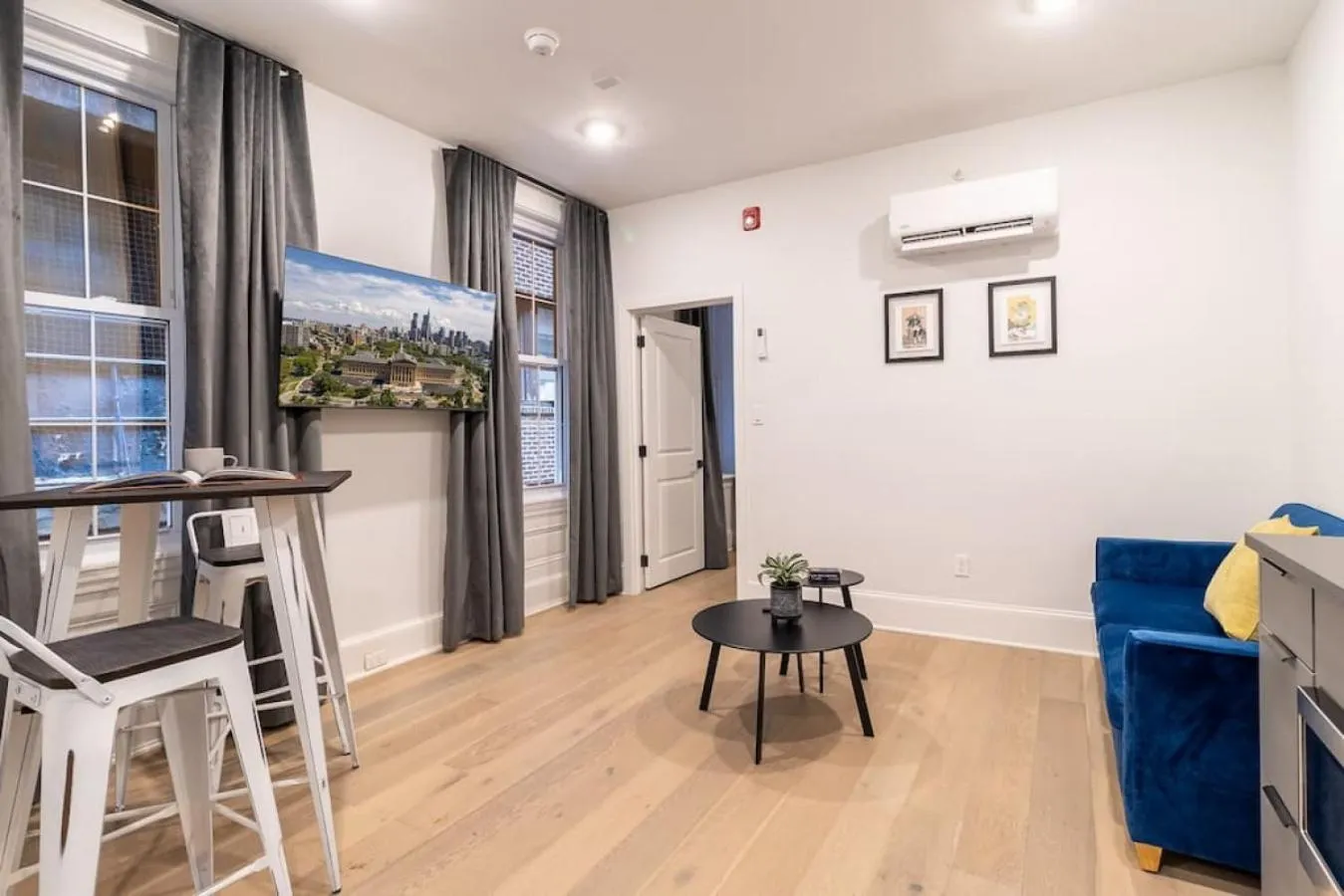 Living room in Thena Hotel - Beautiful 1 Bedroom