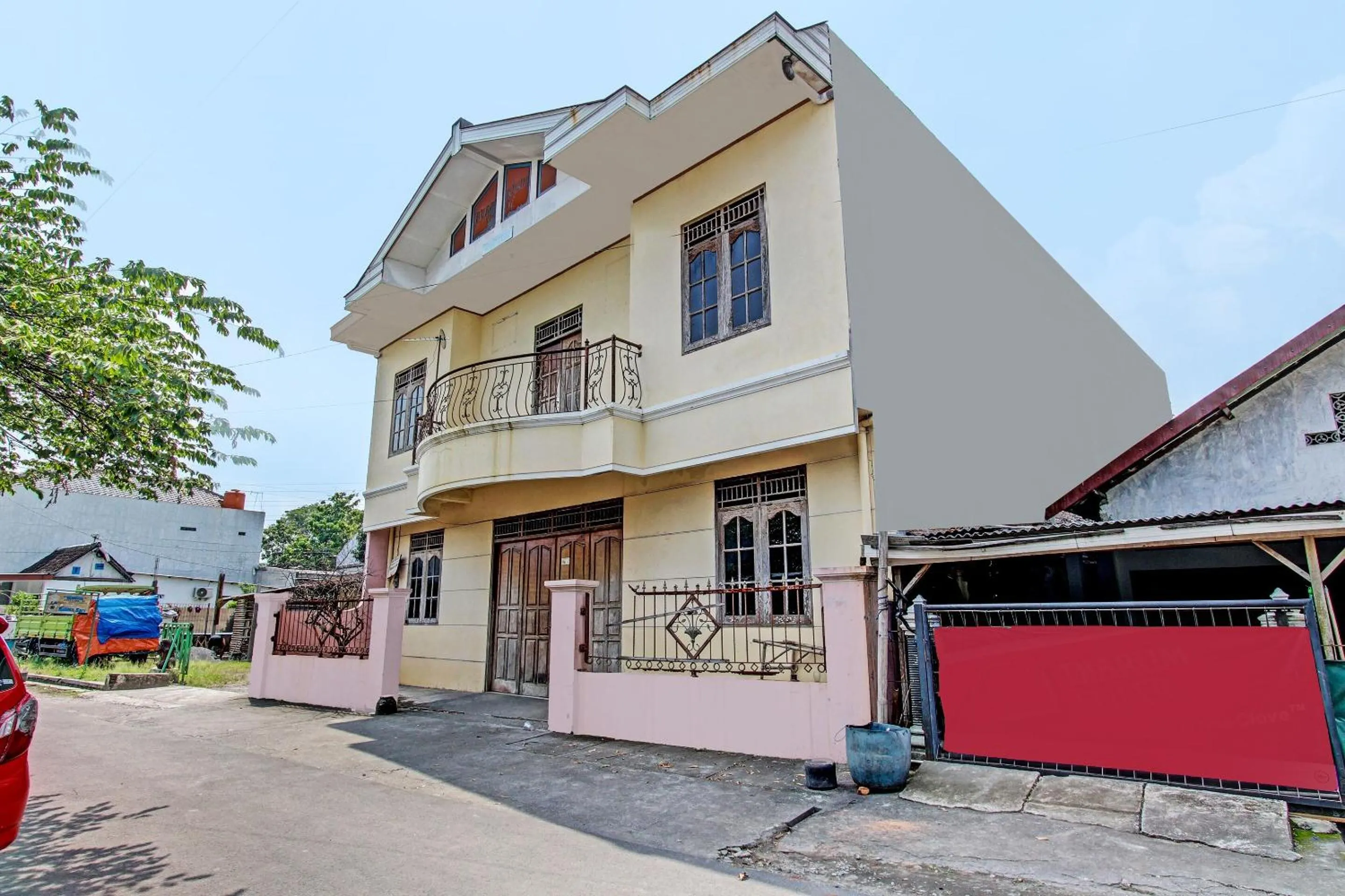 Facade/entrance in Hotel O Puri Kasih Guest House Syariah