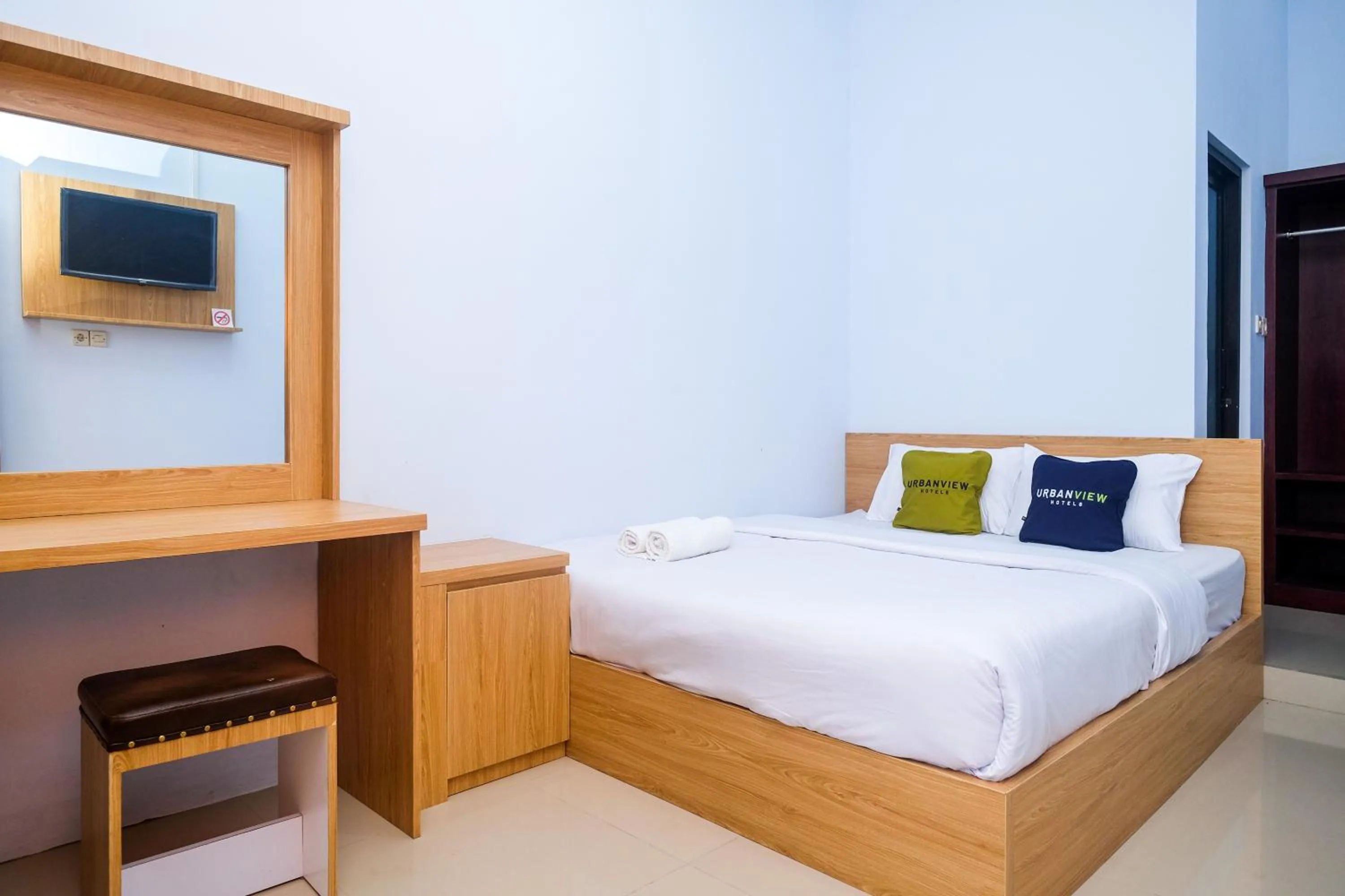 Bedroom, Bed in Urbanview Syariah Wisma Nabil Solo