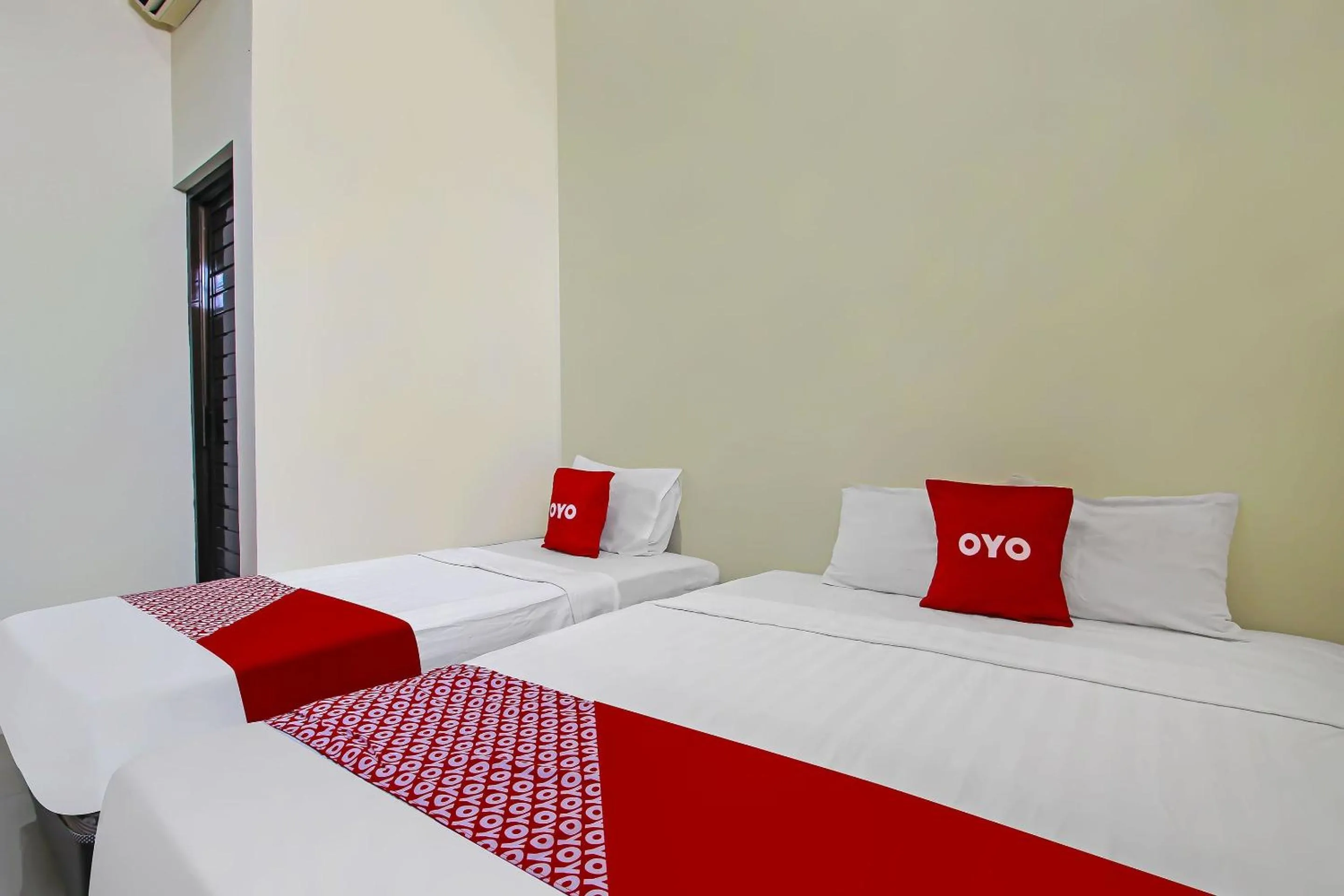 Bedroom, Bed in Hotel O Wahidin Guesthouse