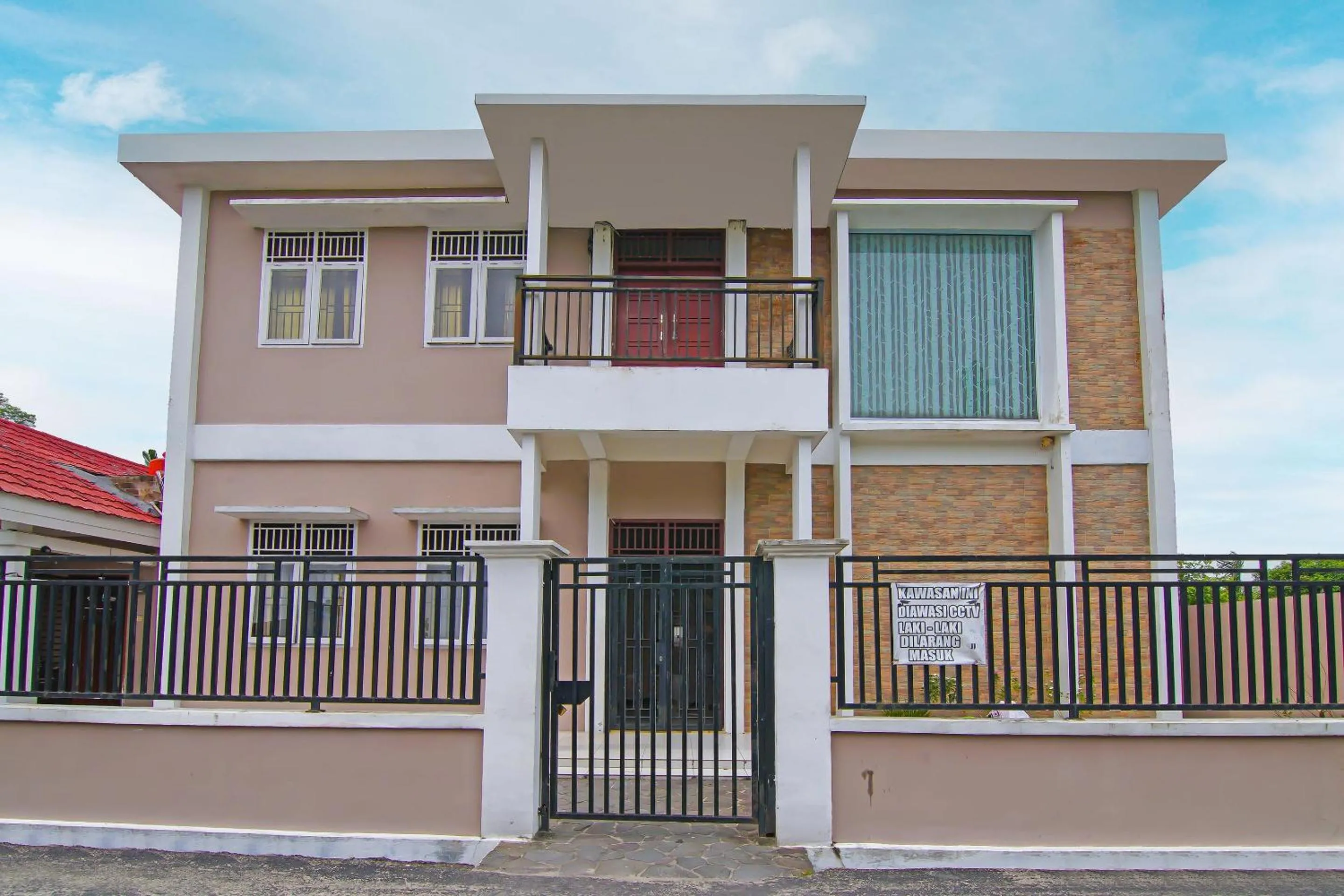 Facade/entrance in Hotel O Pondok Melati Syariah