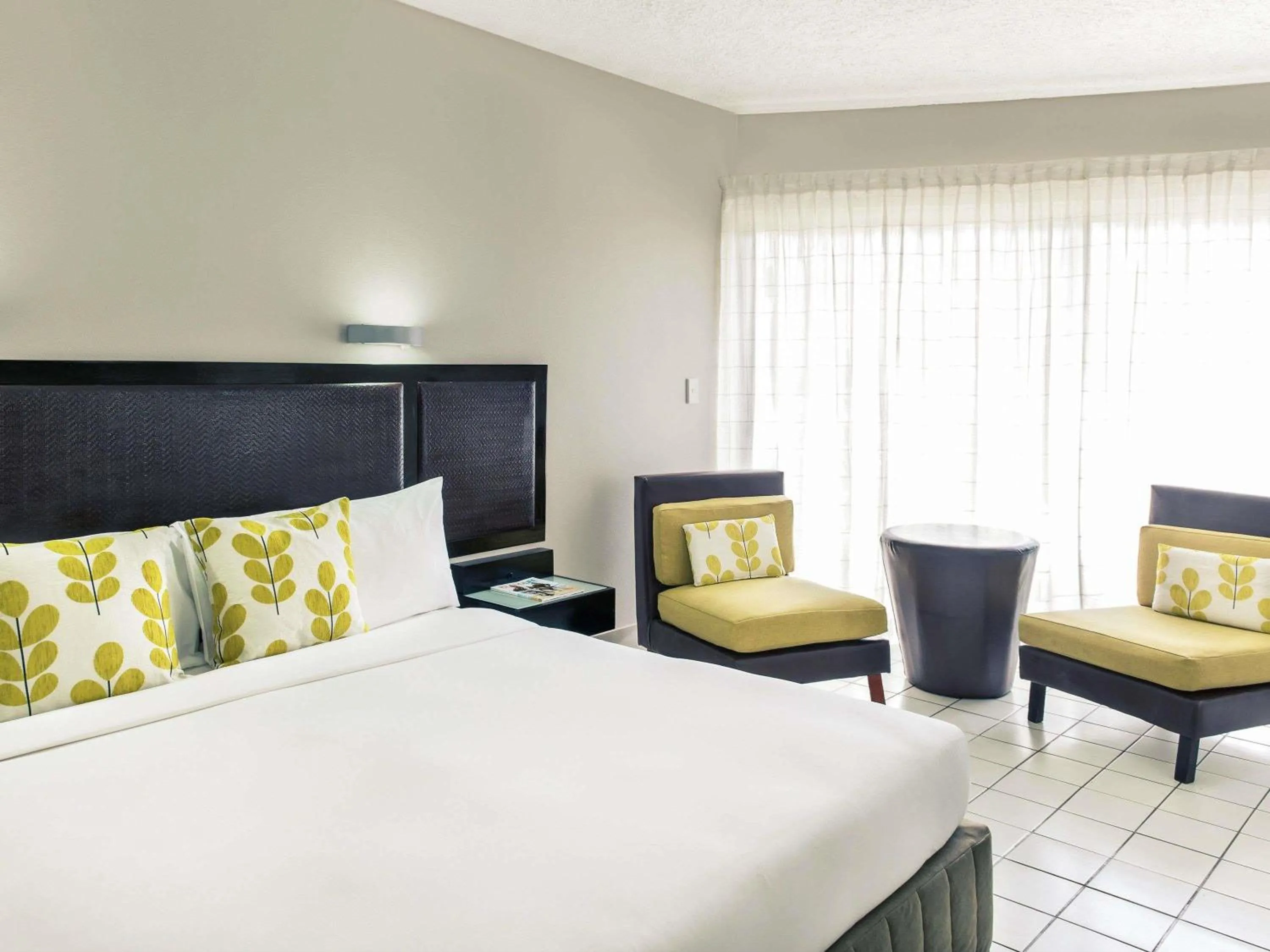 Bedroom, Bed in Mercure Nadi