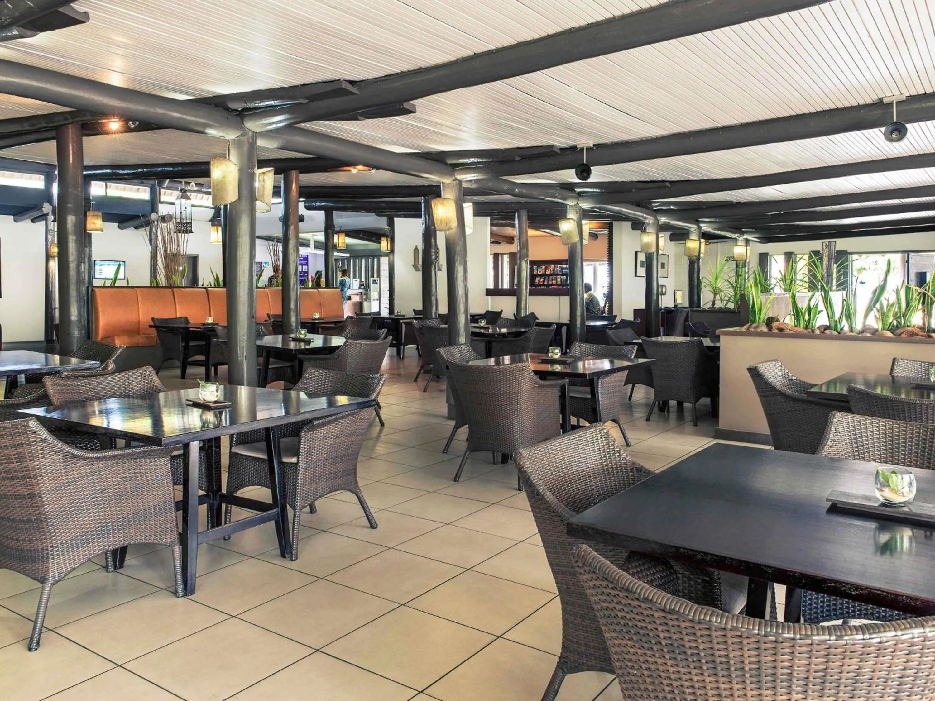 Restaurant/places to eat in Mercure Nadi