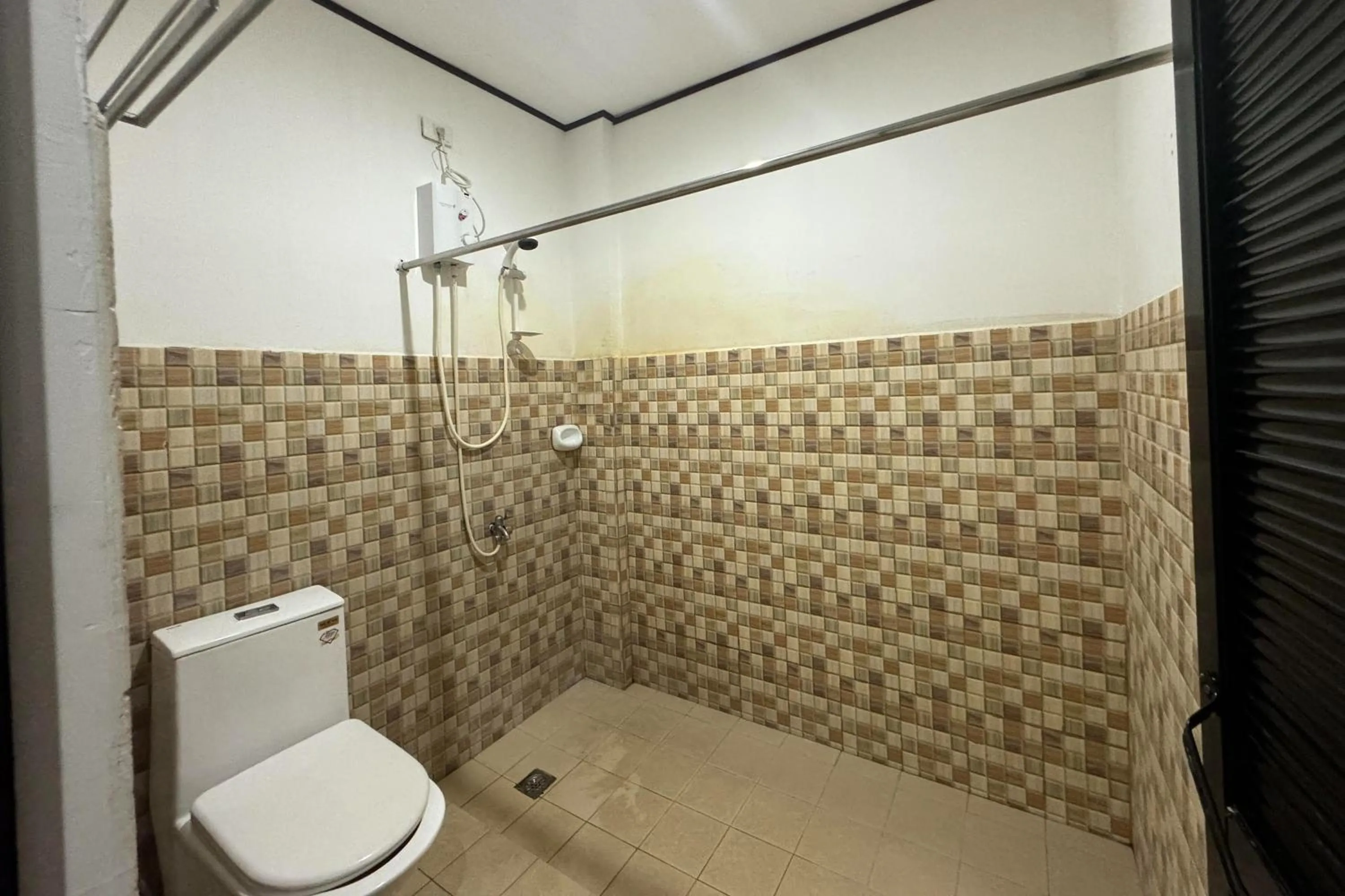 Shower in EC Hotel near Laoag Airport