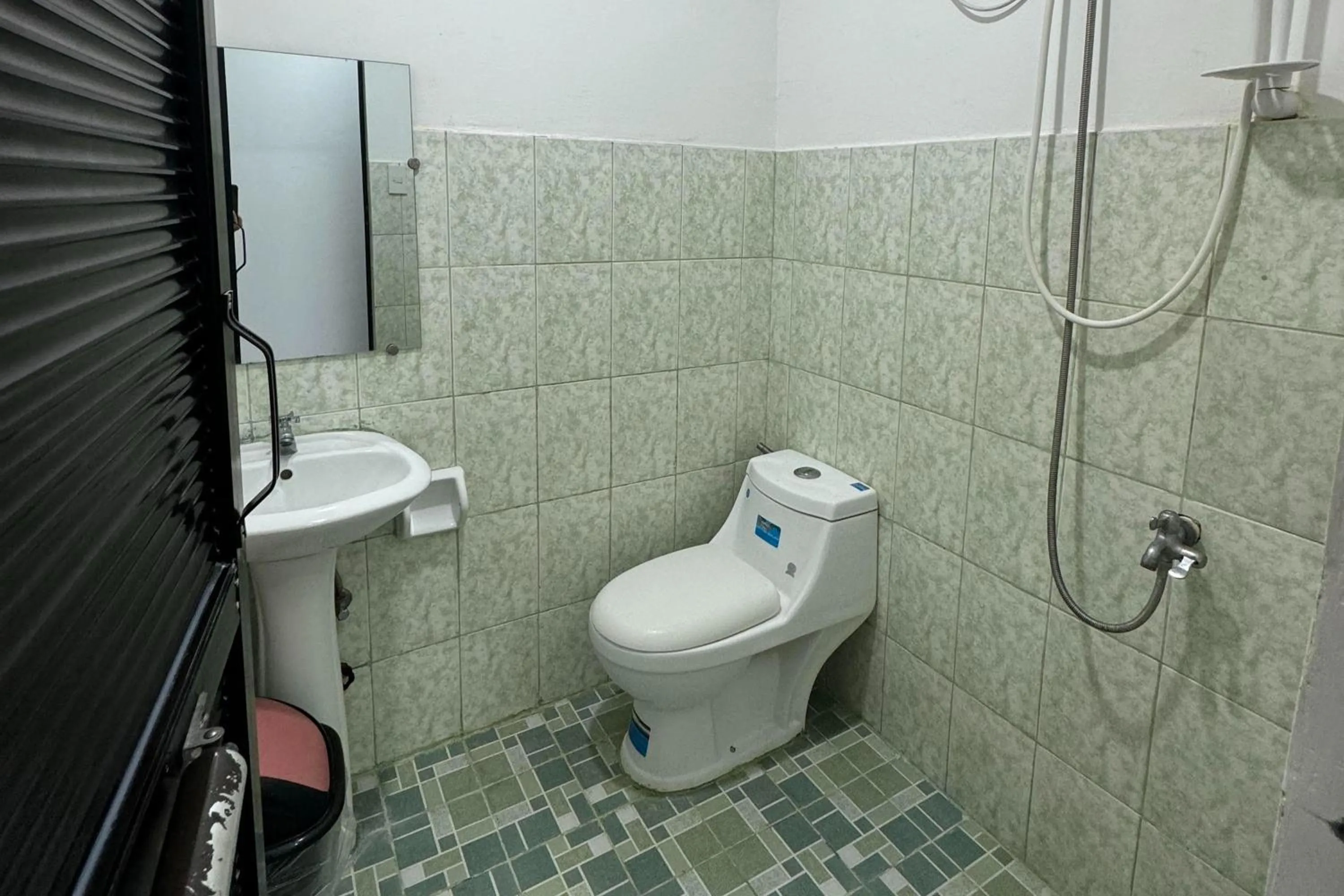 Shower in EC Hotel near Laoag Airport