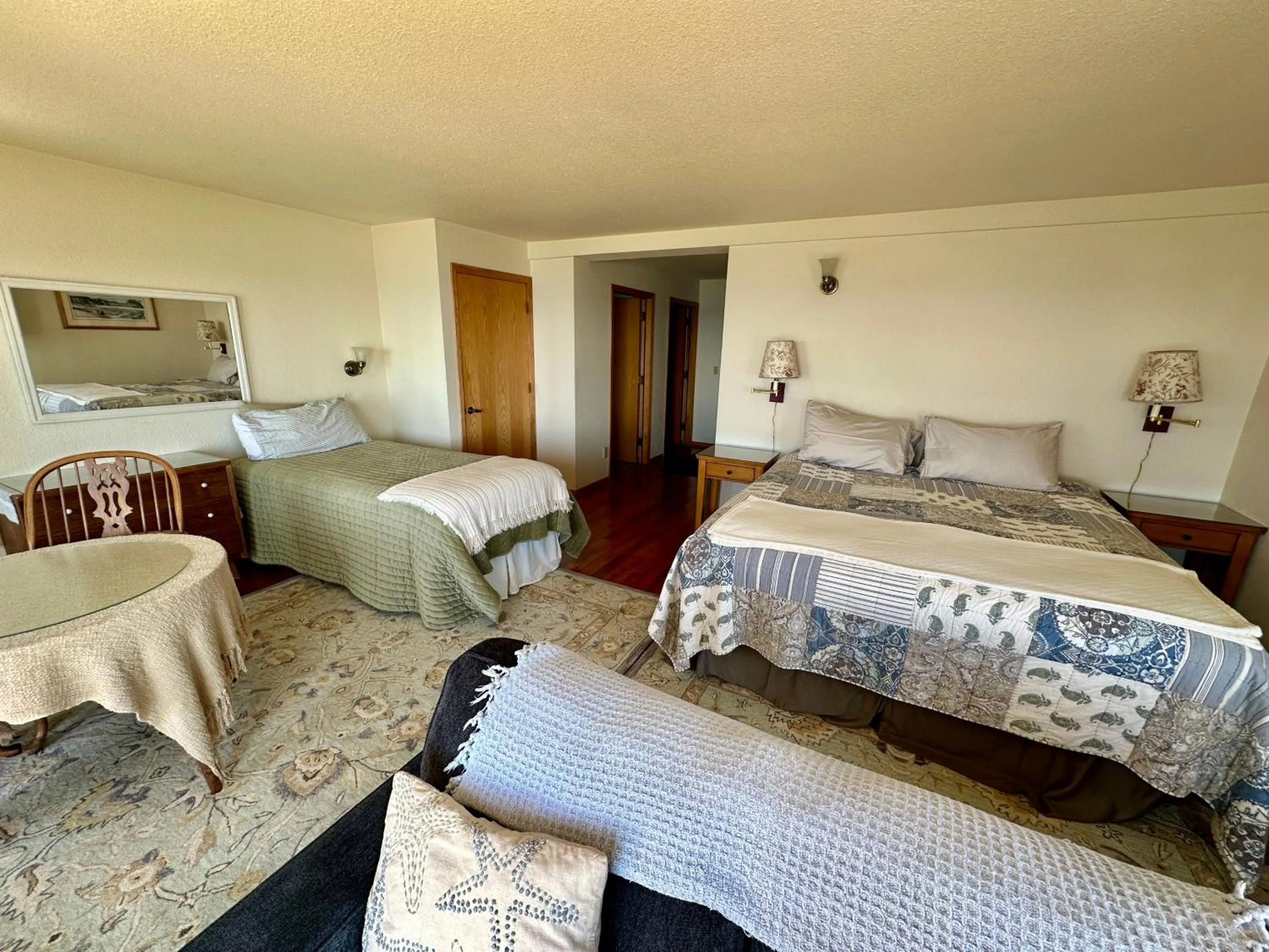 Bed in Turtle Rocks Oceanfront Inn