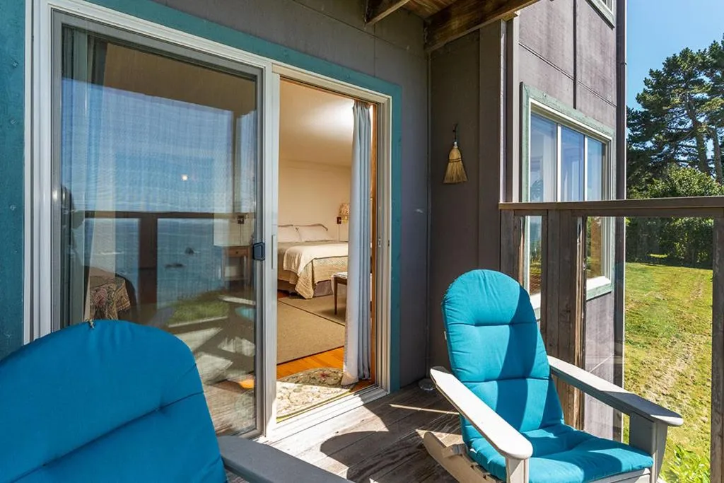 Patio in Turtle Rocks Oceanfront Inn