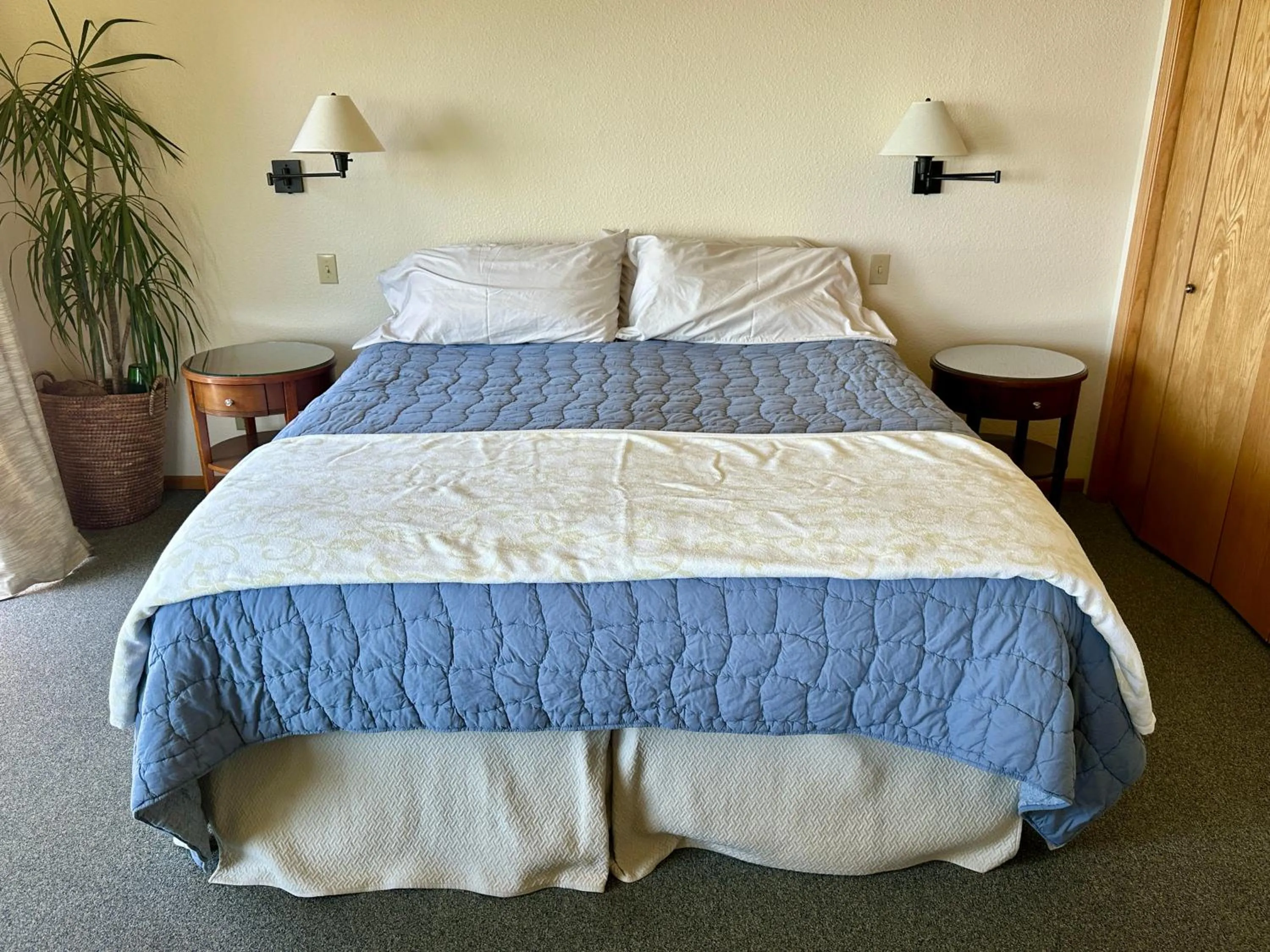 Bed in Turtle Rocks Oceanfront Inn