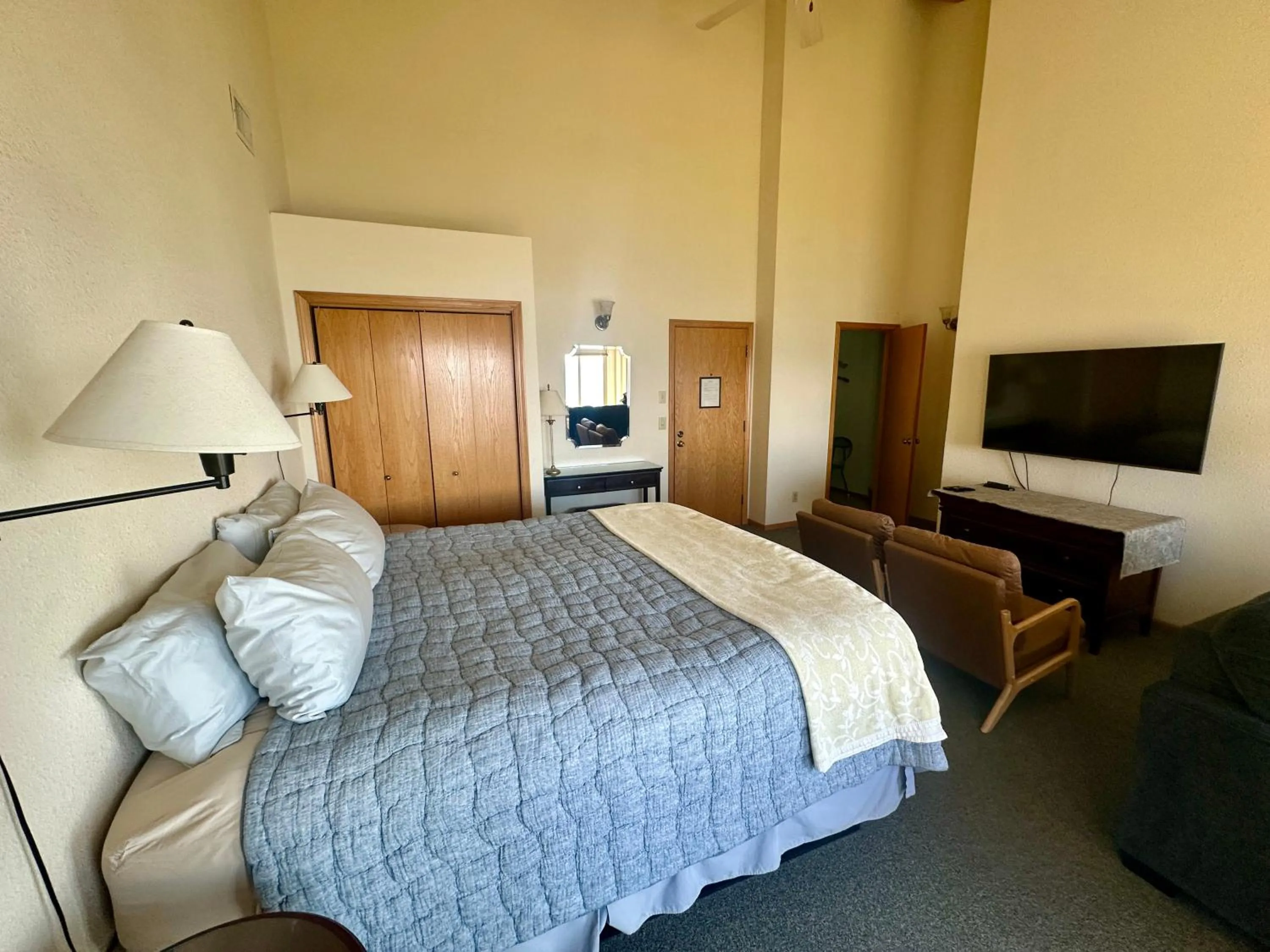 Bed in Turtle Rocks Oceanfront Inn