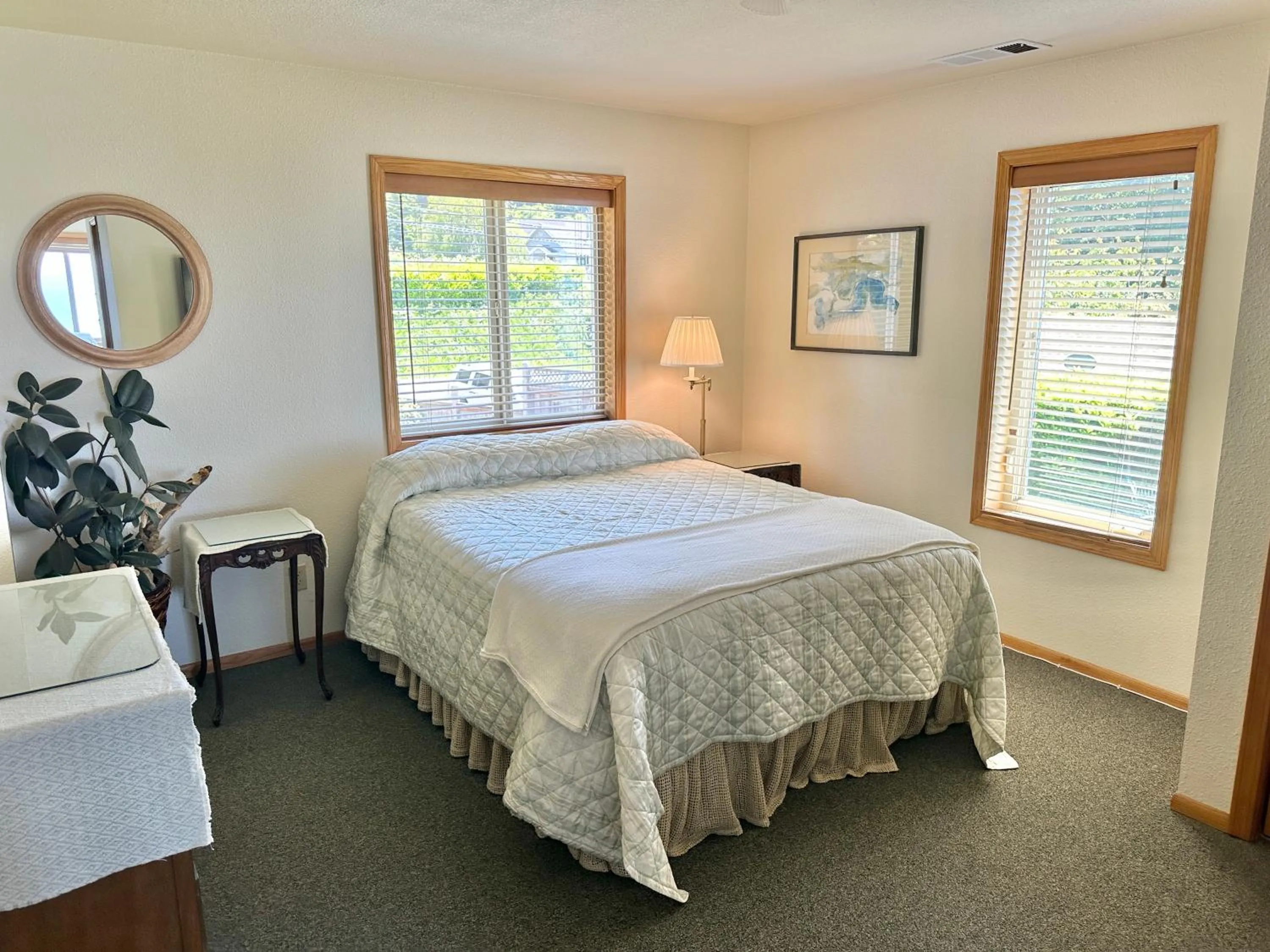 Bed in Turtle Rocks Oceanfront Inn
