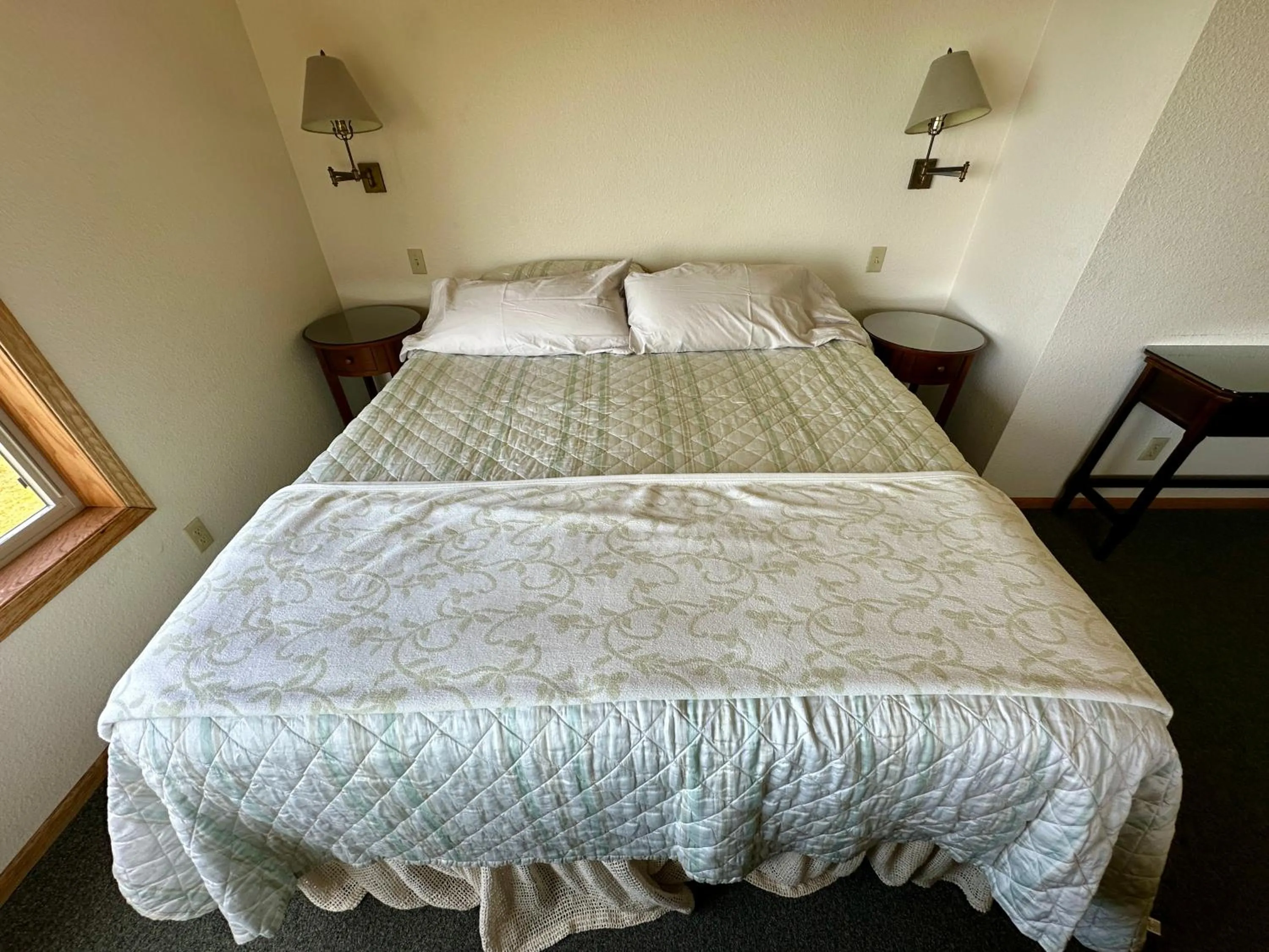 Bed in Turtle Rocks Oceanfront Inn