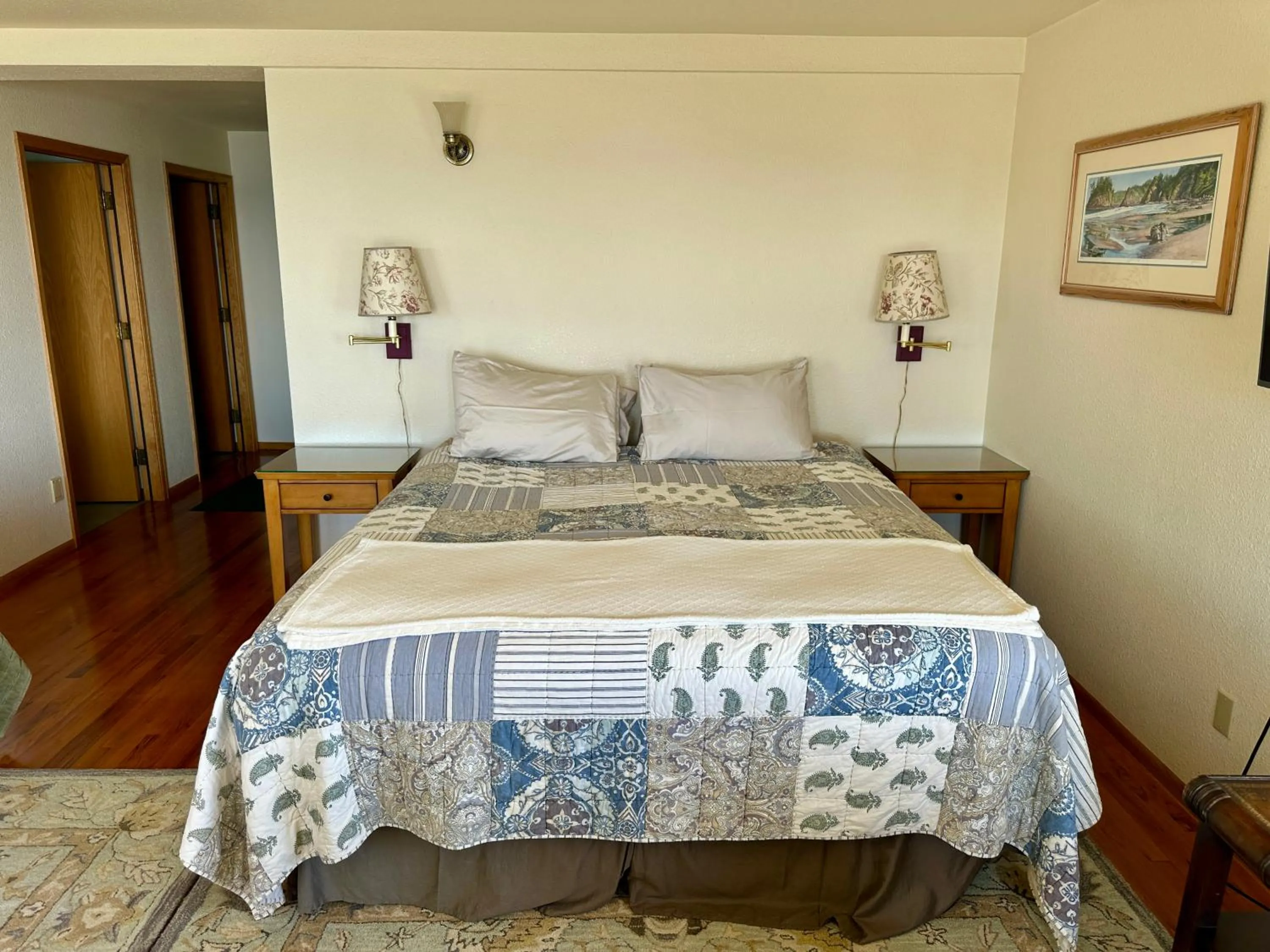 Bed in Turtle Rocks Oceanfront Inn