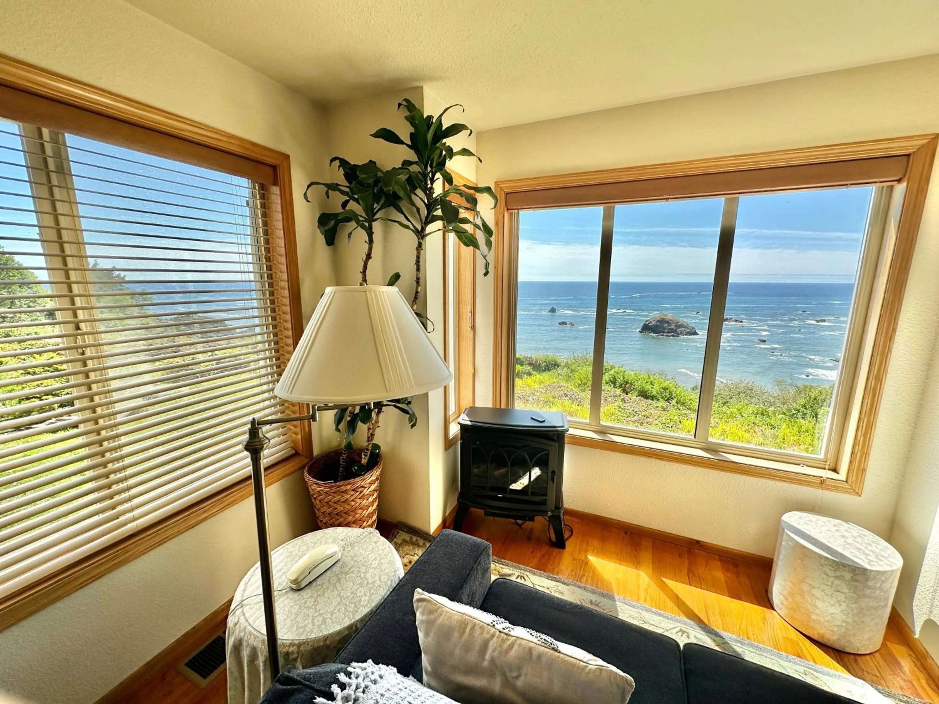 Turtle Rocks Oceanfront Inn