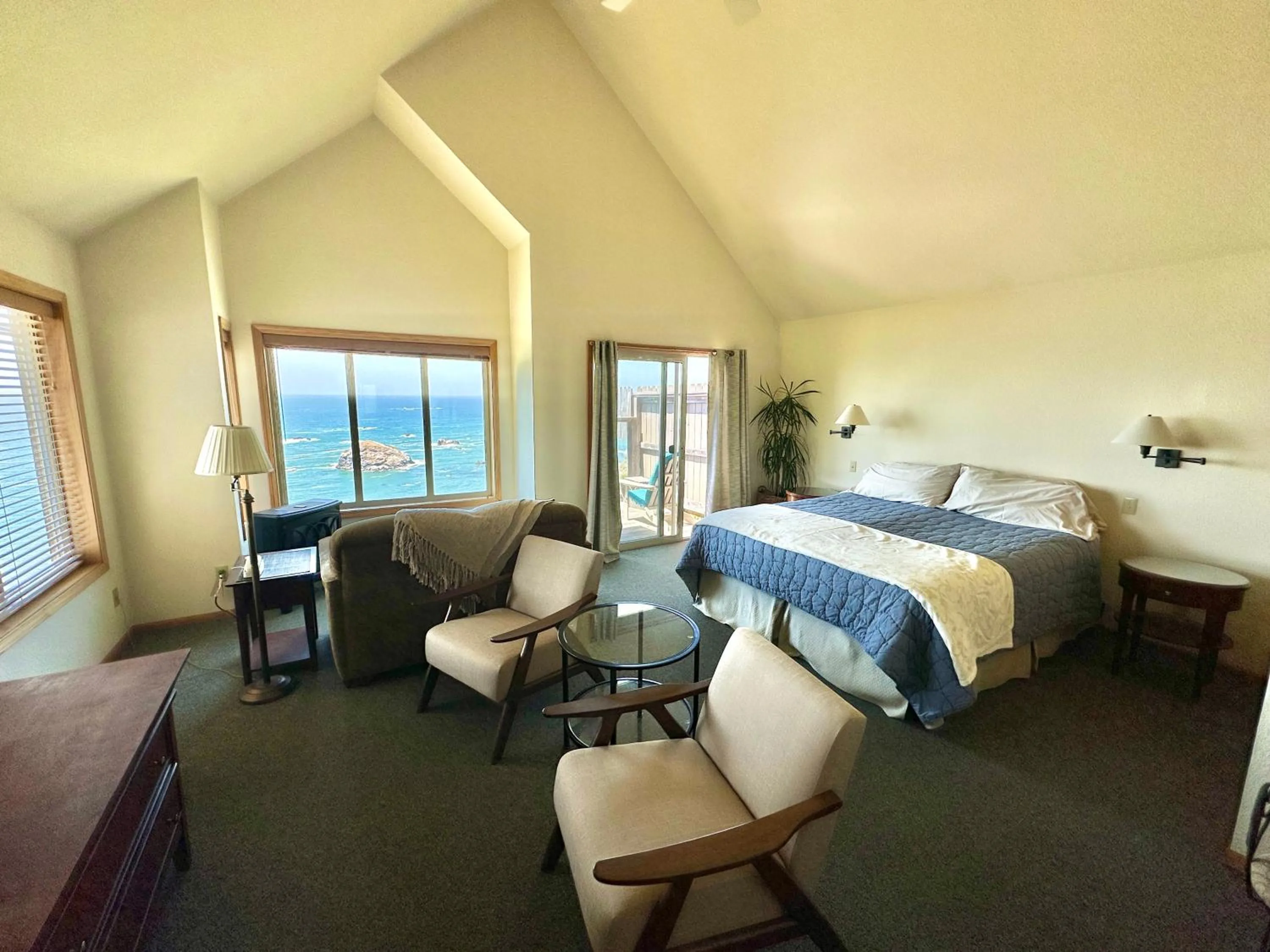 Bed in Turtle Rocks Oceanfront Inn