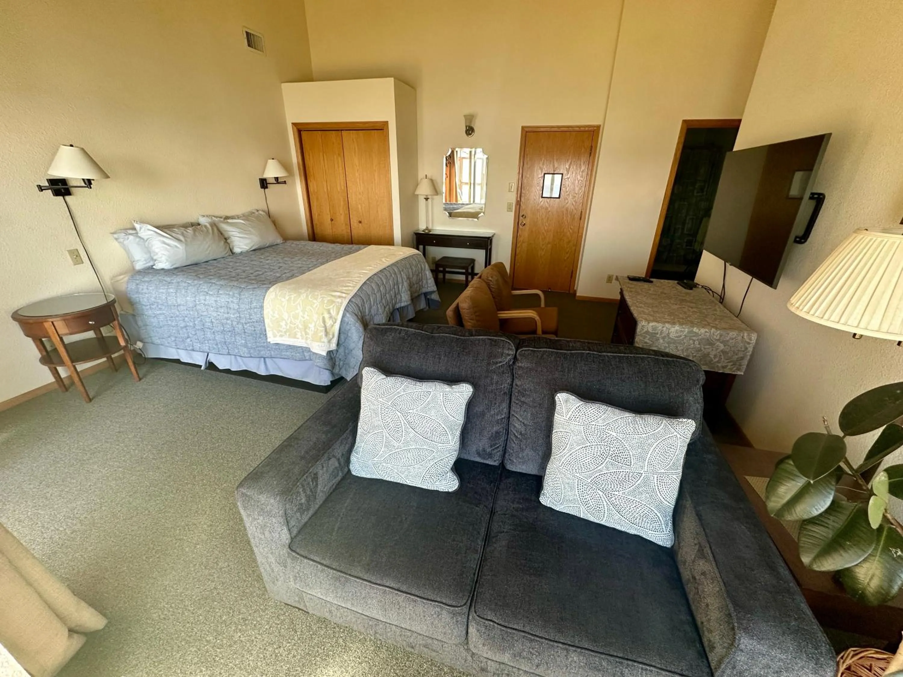 Bed in Turtle Rocks Oceanfront Inn