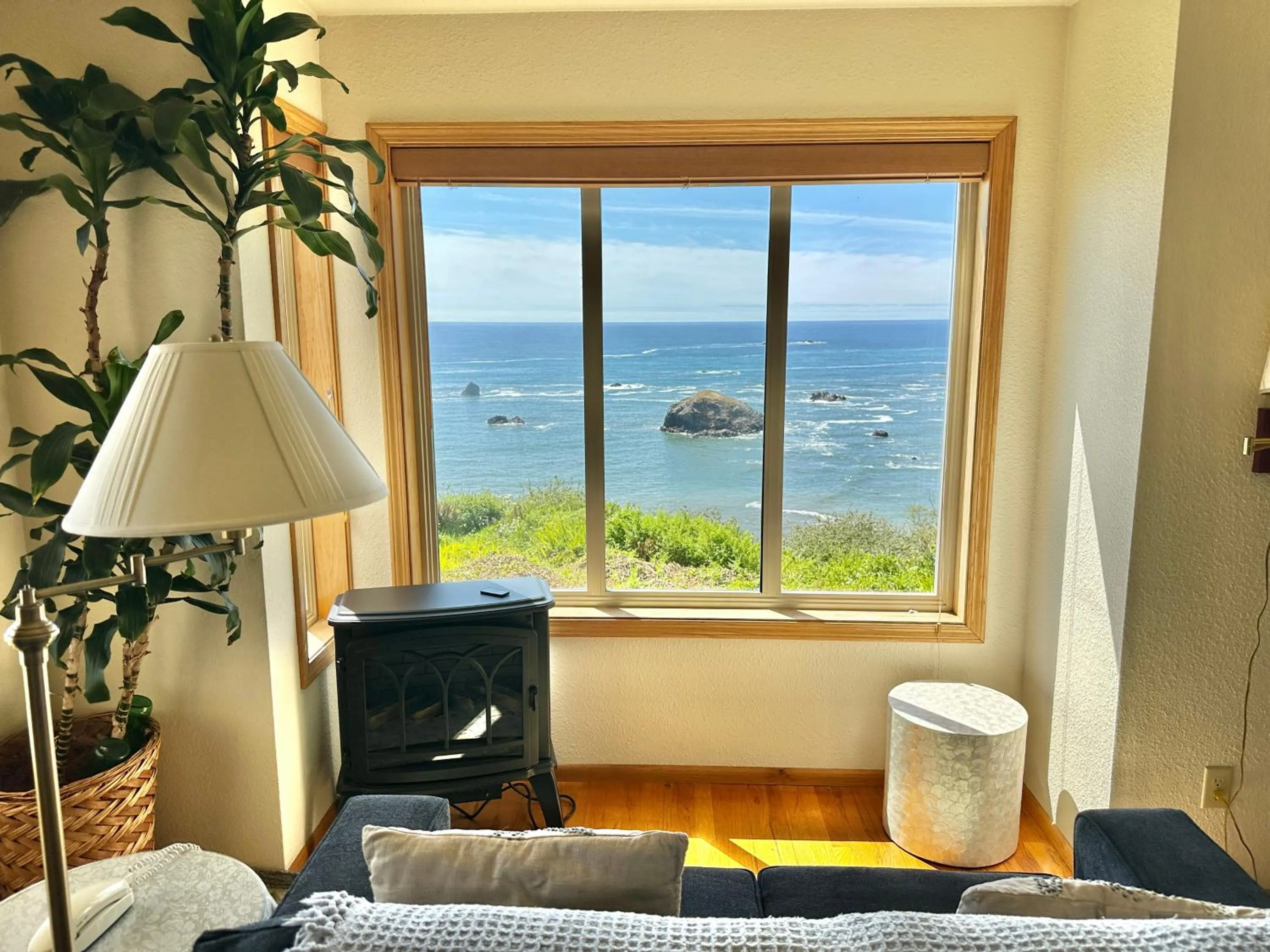 Turtle Rocks Oceanfront Inn