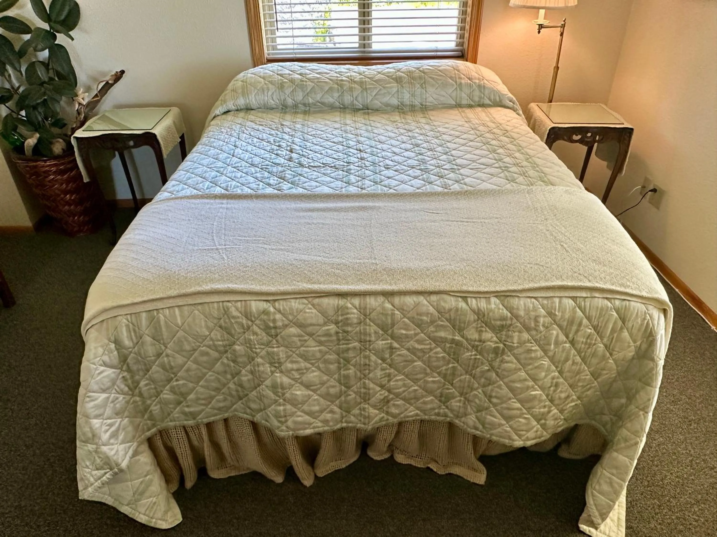 Bed in Turtle Rocks Oceanfront Inn