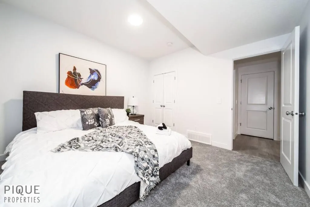 Bed in *NEW* Modern Suite King Bed! Netflix! Sleeps 4!