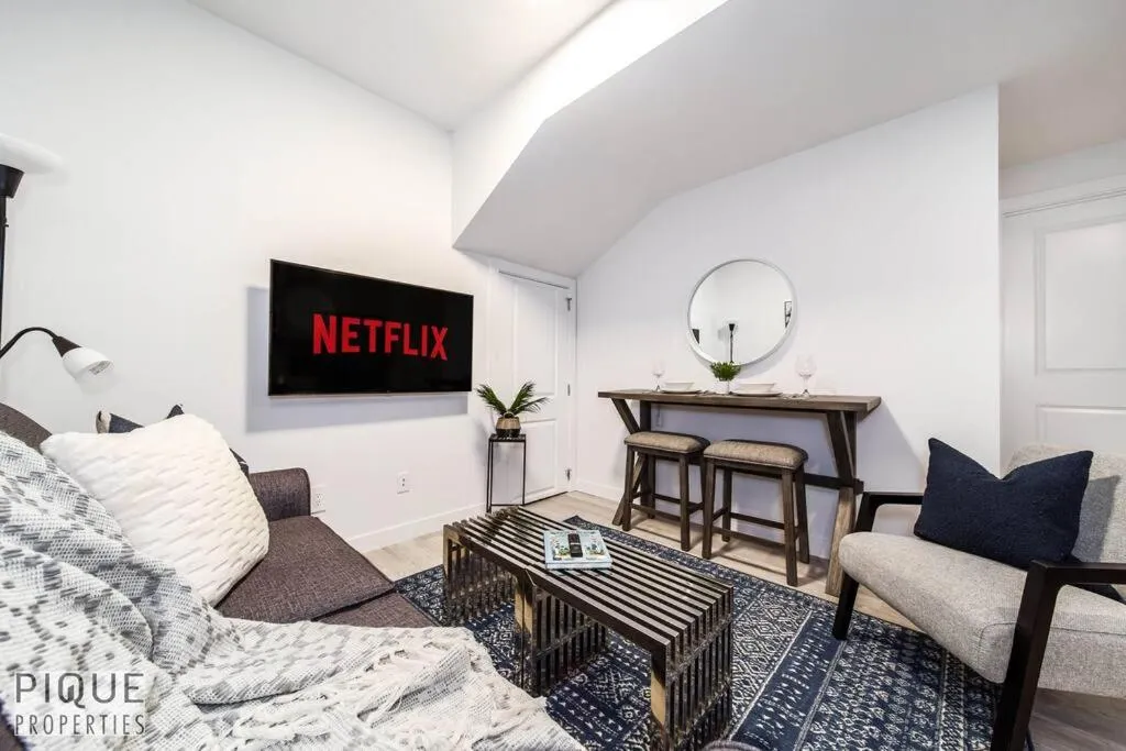 *NEW* Modern Suite King Bed! Netflix! Sleeps 4!