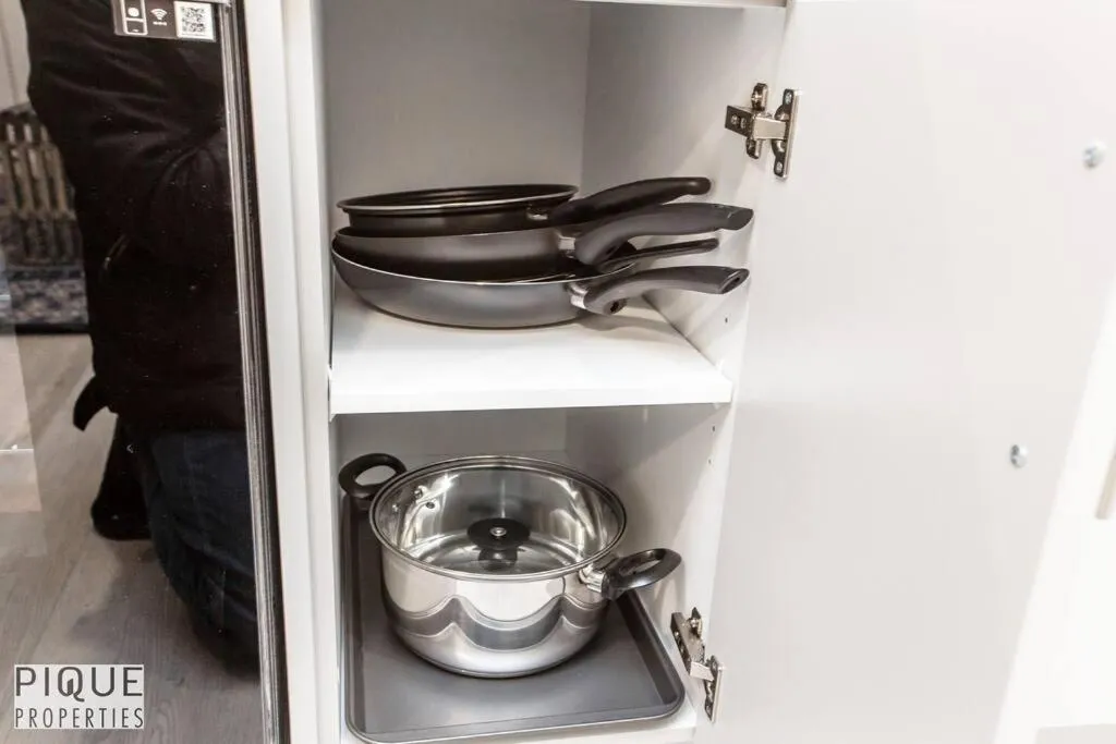 *NEW* Modern Suite King Bed! Netflix! Sleeps 4!