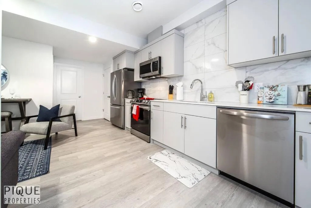 *NEW* Modern Suite King Bed! Netflix! Sleeps 4!