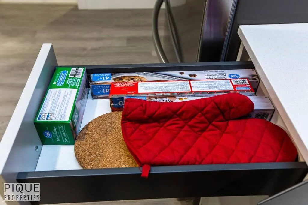 *NEW* Modern Suite King Bed! Netflix! Sleeps 4!