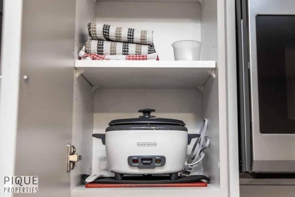 *NEW* Modern Suite King Bed! Netflix! Sleeps 4!