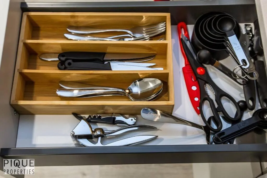 *NEW* Modern Suite King Bed! Netflix! Sleeps 4!