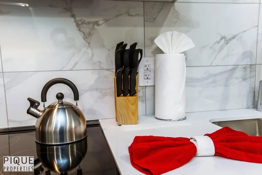 *NEW* Modern Suite King Bed! Netflix! Sleeps 4!