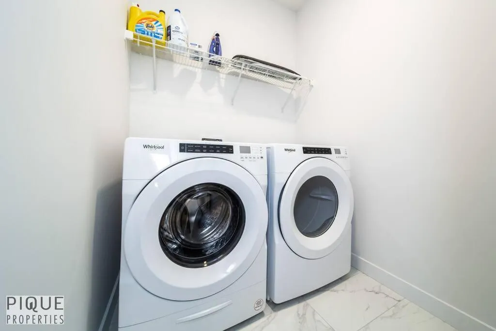 *NEW* Modern Suite King Bed! Netflix! Sleeps 4!