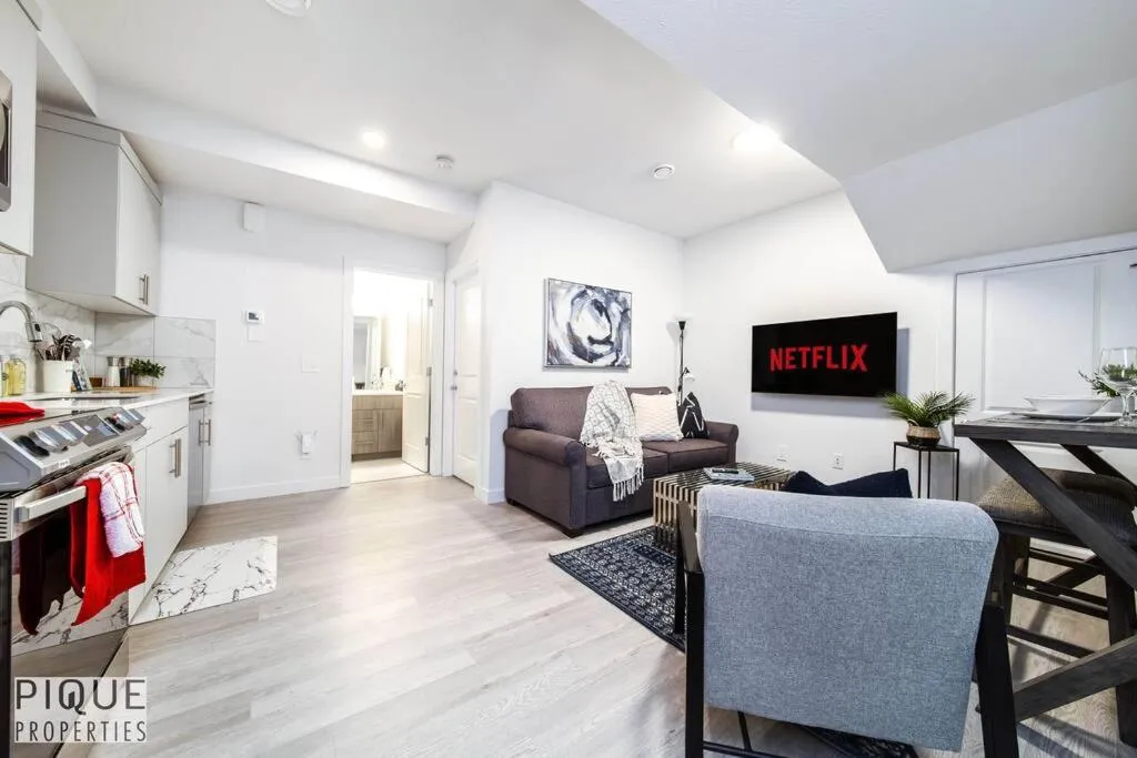 *NEW* Modern Suite King Bed! Netflix! Sleeps 4!