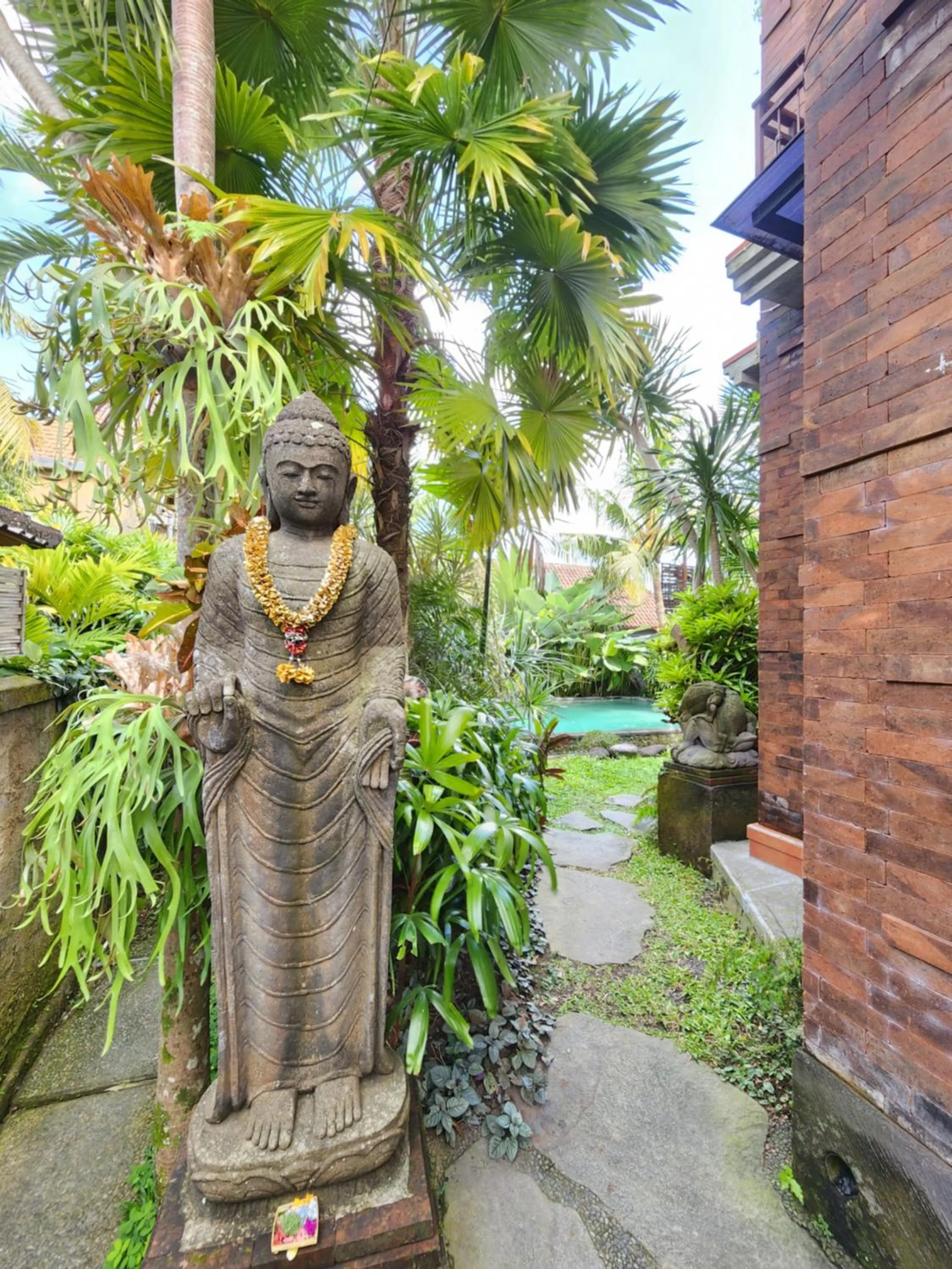 Garden view in BUDA AMITABA