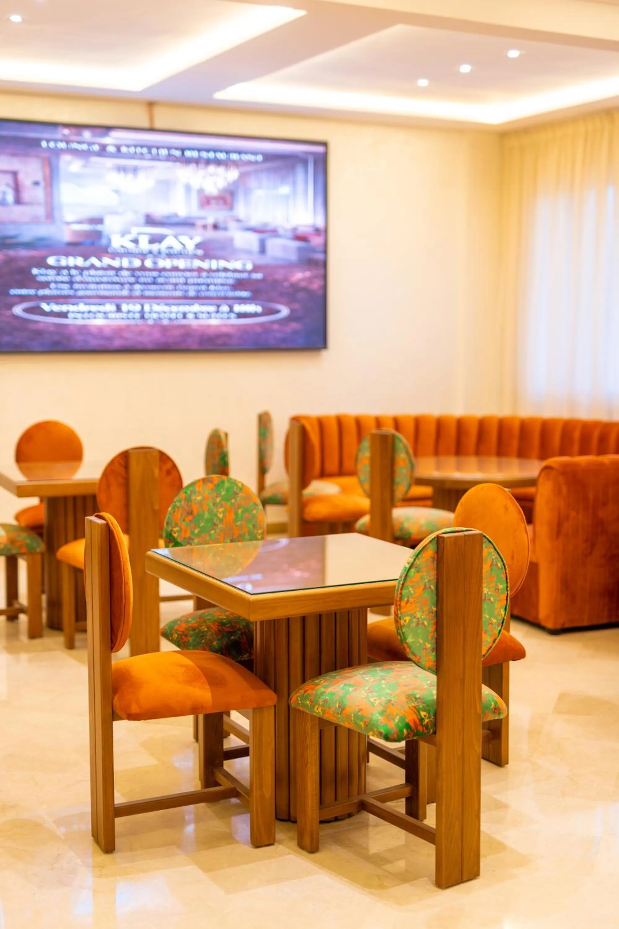 Restaurant/places to eat in Intouriste Hôtel & Suites