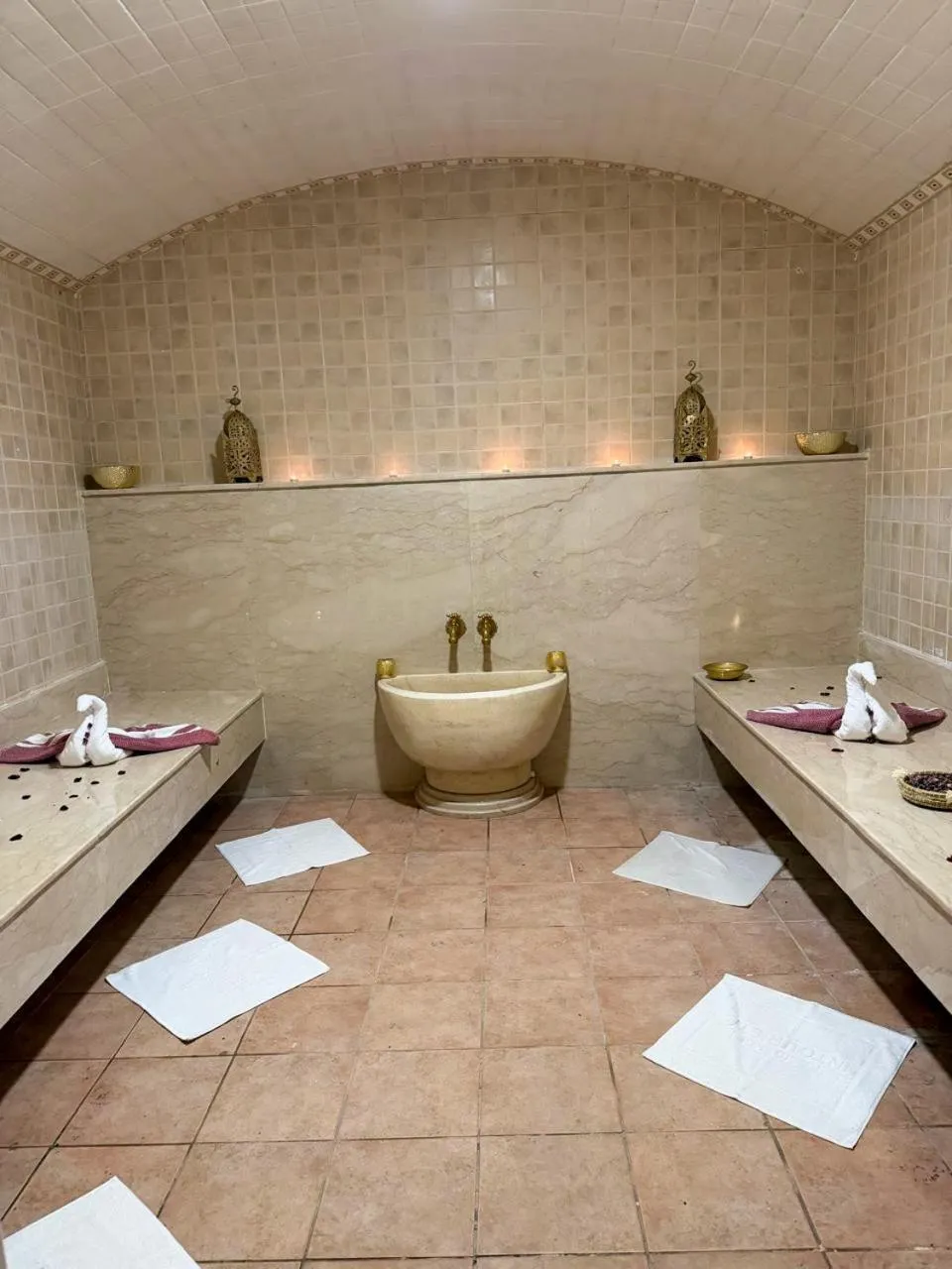 Hot Tub in Intouriste Hôtel & Suites