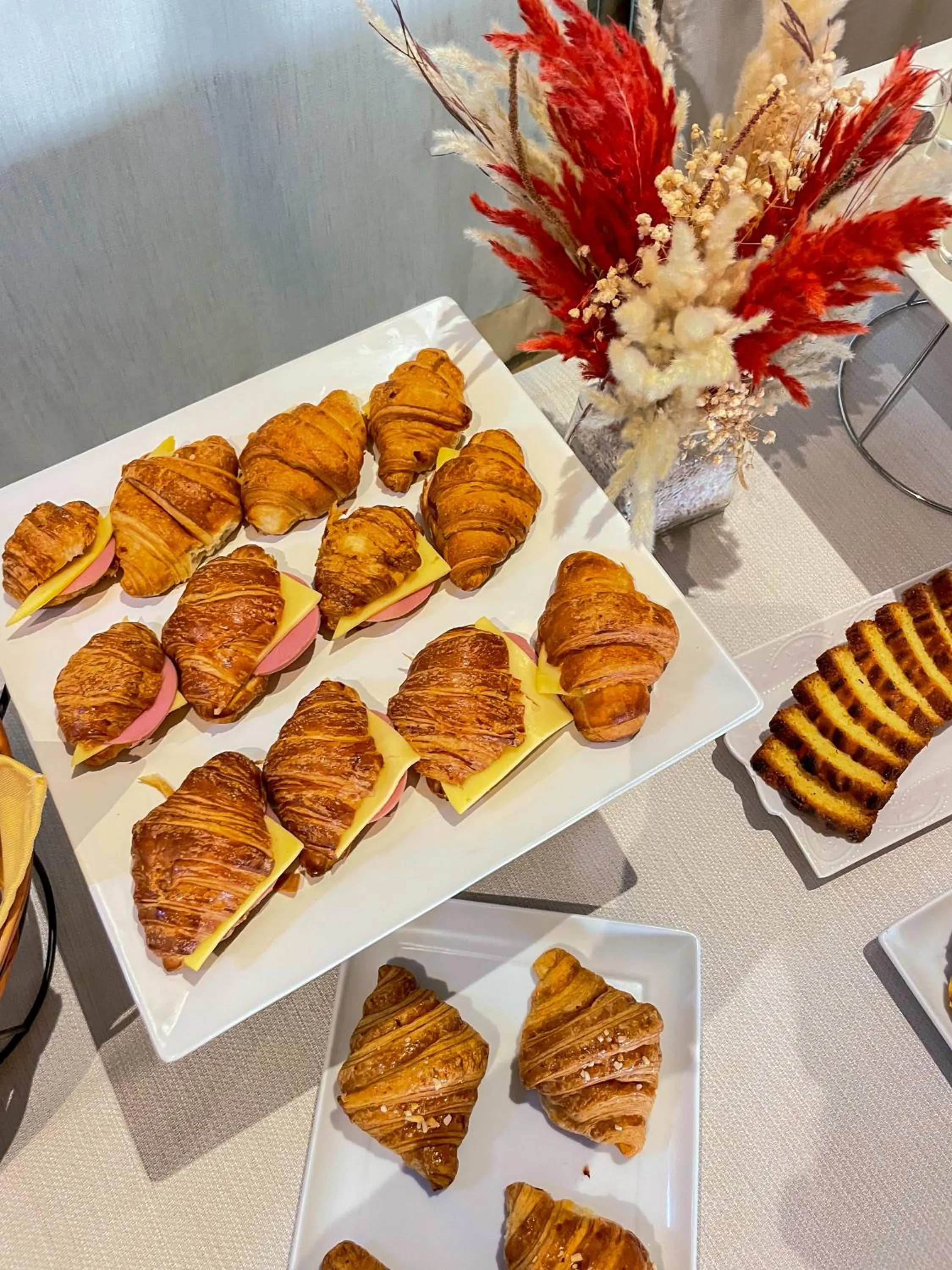 Breakfast in Intouriste Hôtel & Suites