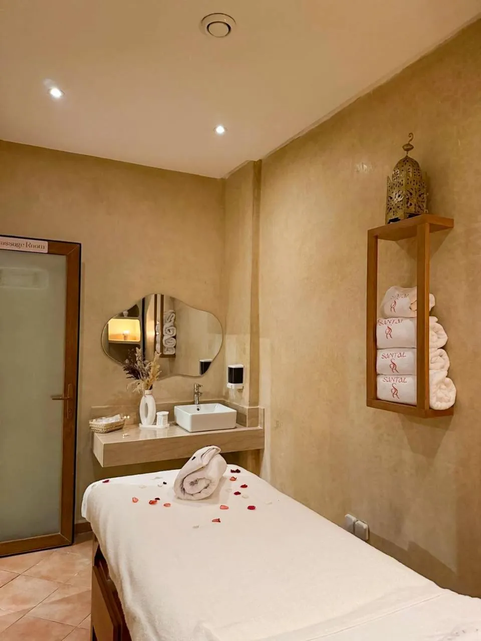 Hot Tub, Bed in Intouriste Hôtel & Suites