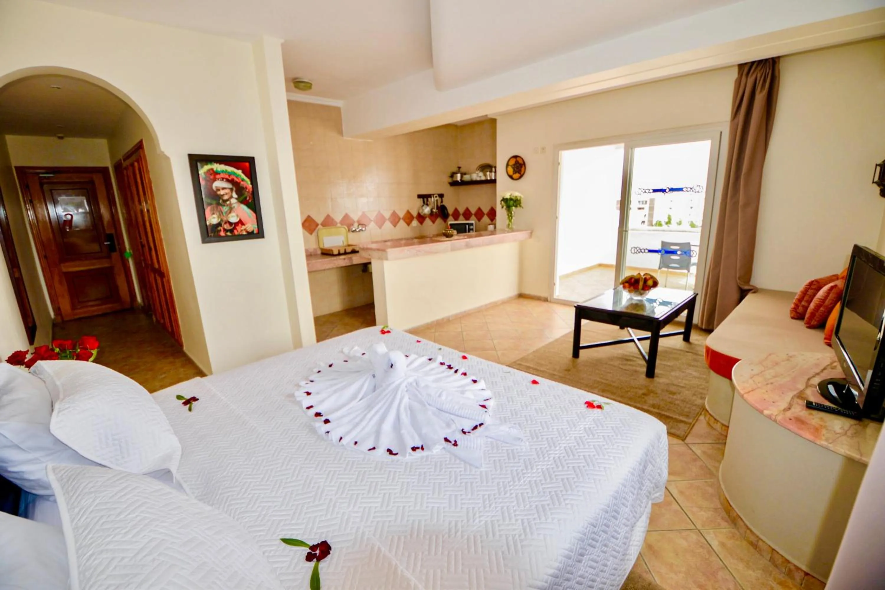 Bedroom, Bed in Intouriste Hôtel & Suites