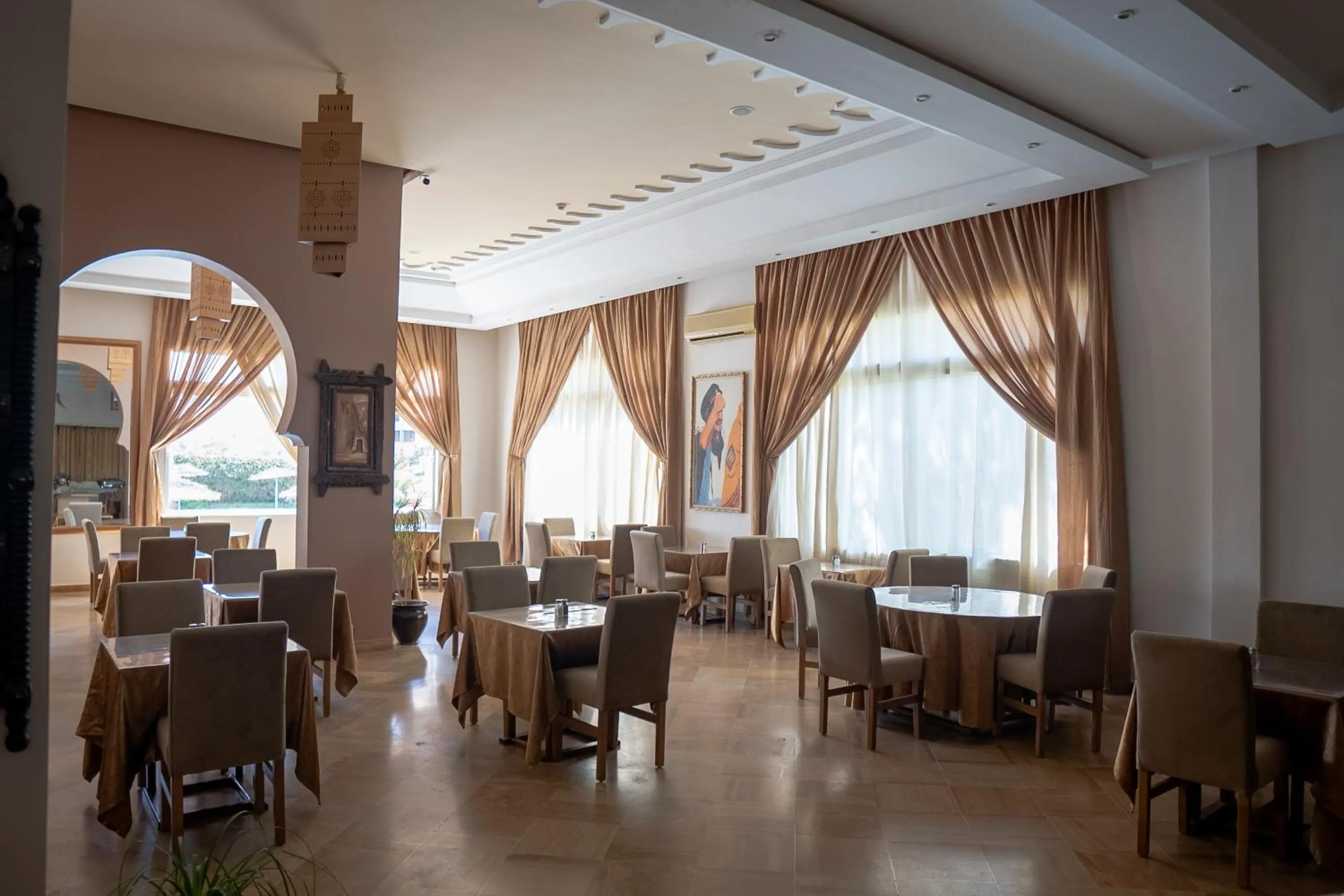 Restaurant/places to eat in Intouriste Hôtel & Suites