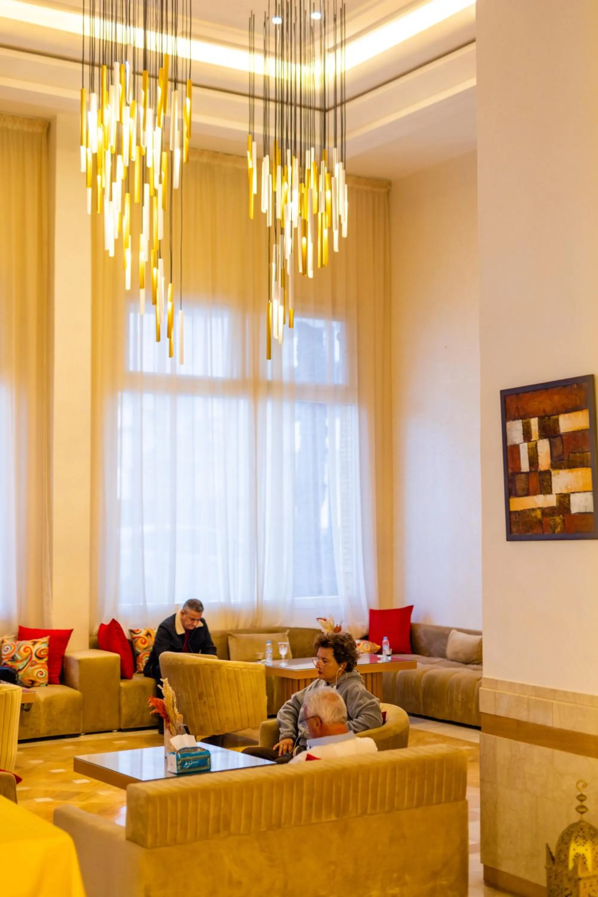 Restaurant/places to eat in Intouriste Hôtel & Suites