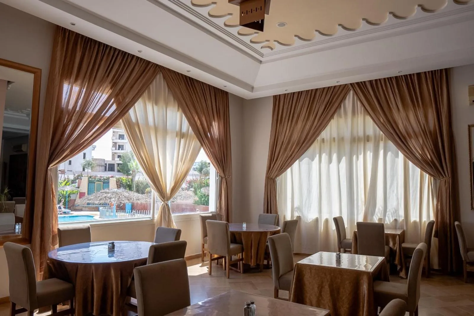 Restaurant/places to eat in Intouriste Hôtel & Suites