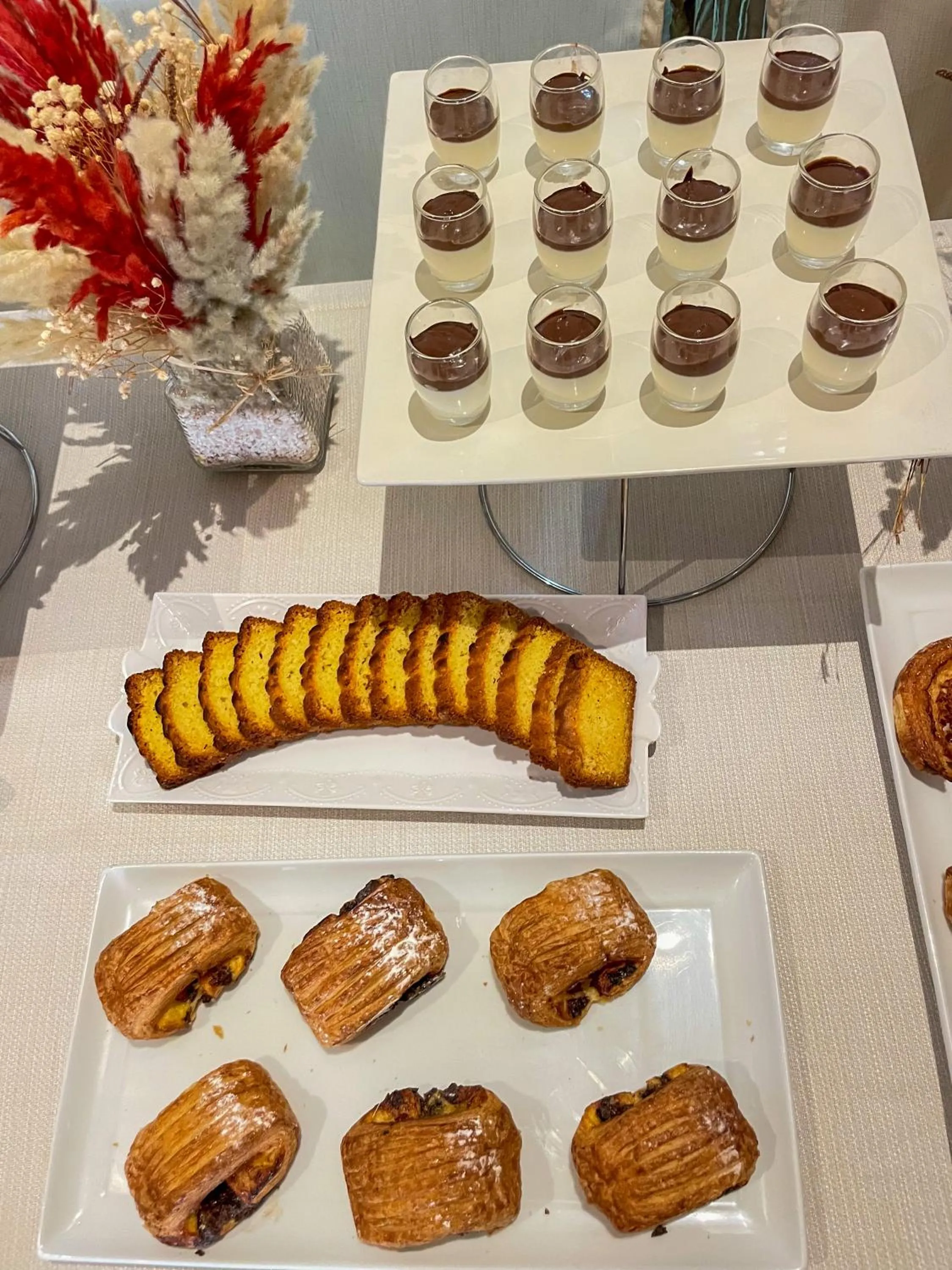 Breakfast in Intouriste Hôtel & Suites