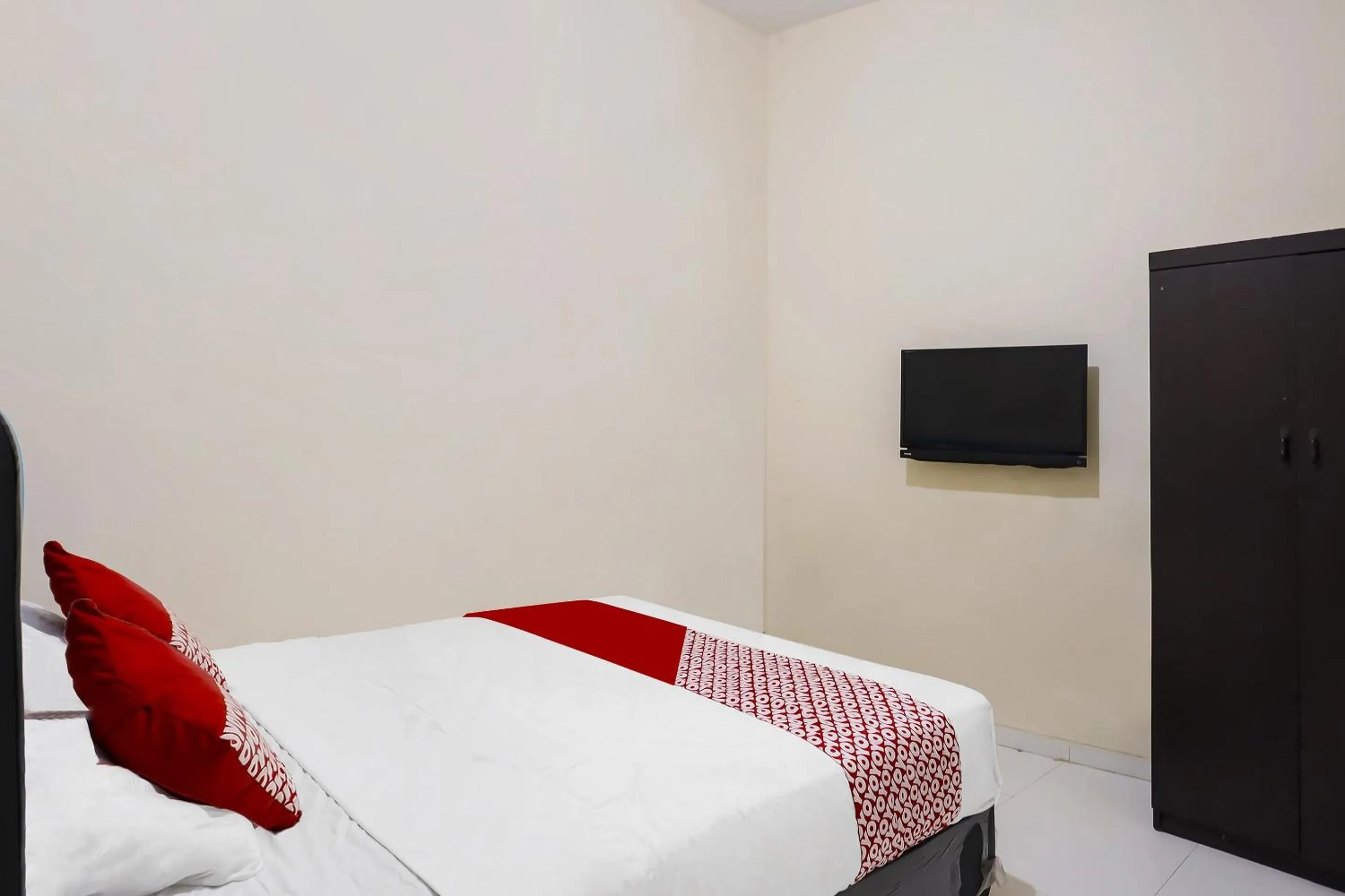 Bedroom, Bed in Hotel O Hasan House Syariah 2NearVihara Budhi Bhakti