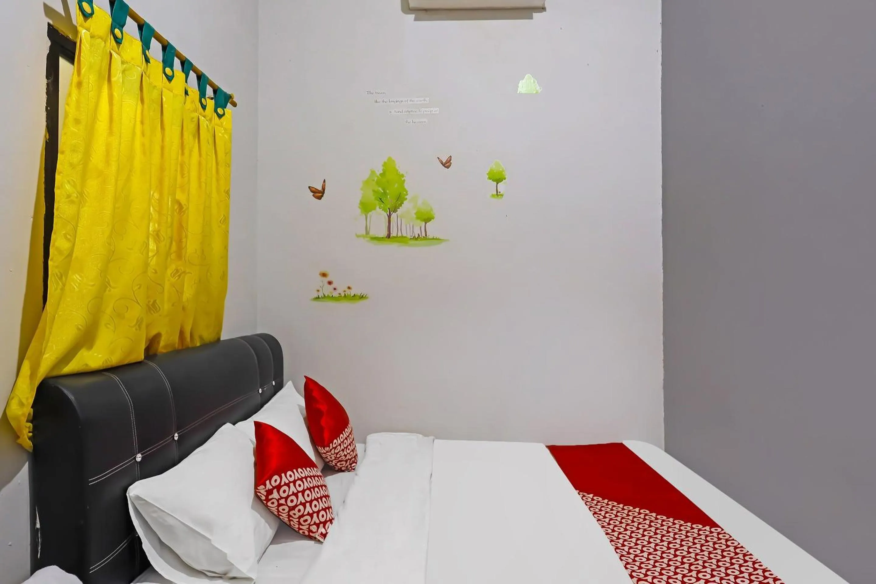 Bedroom, Bed in Hotel O Hasan House Syariah 2NearVihara Budhi Bhakti