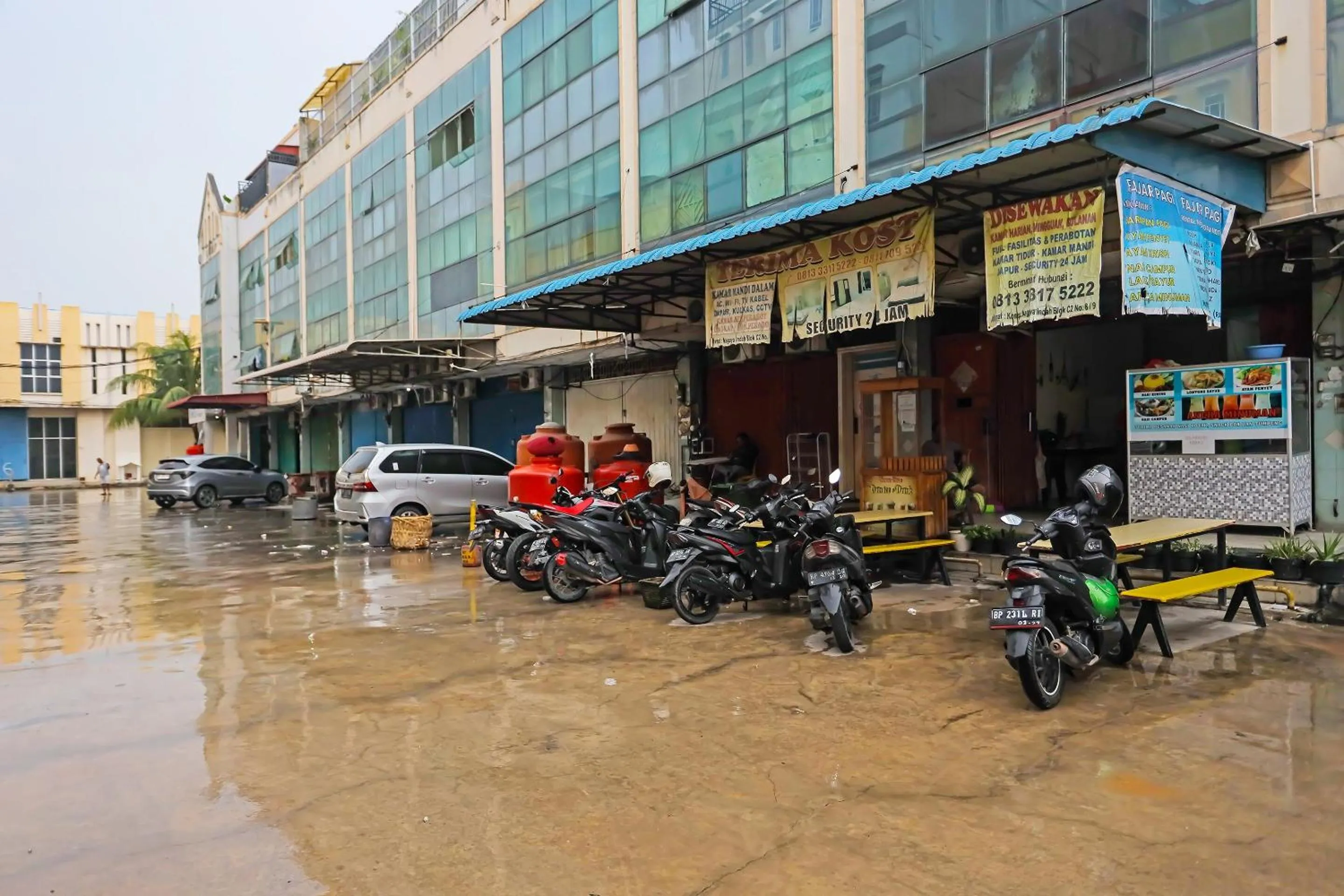 Facade/entrance in Hotel O Hasan House Syariah 2NearVihara Budhi Bhakti
