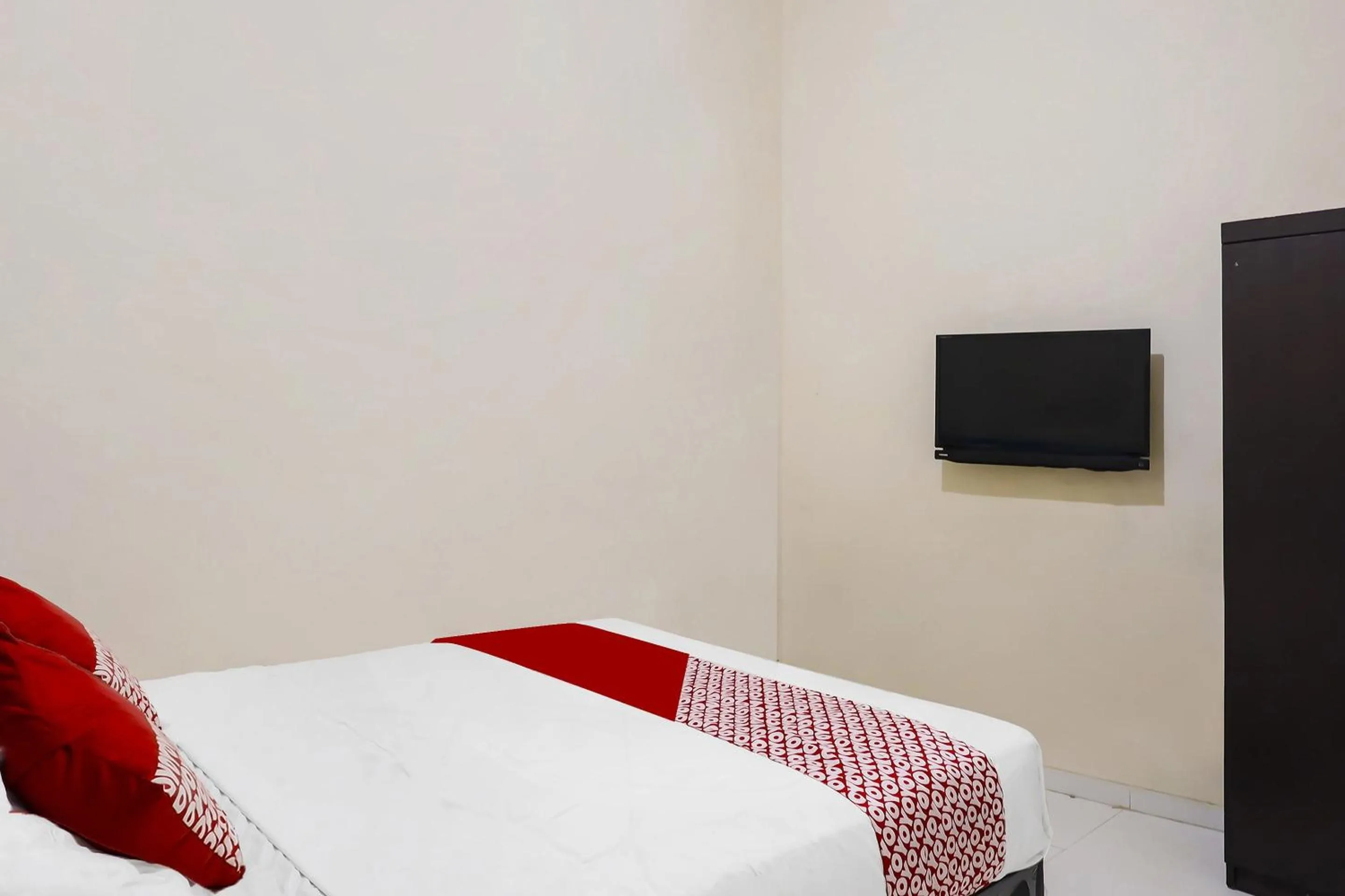 Bedroom, Bed in Hotel O Hasan House Syariah 2NearVihara Budhi Bhakti