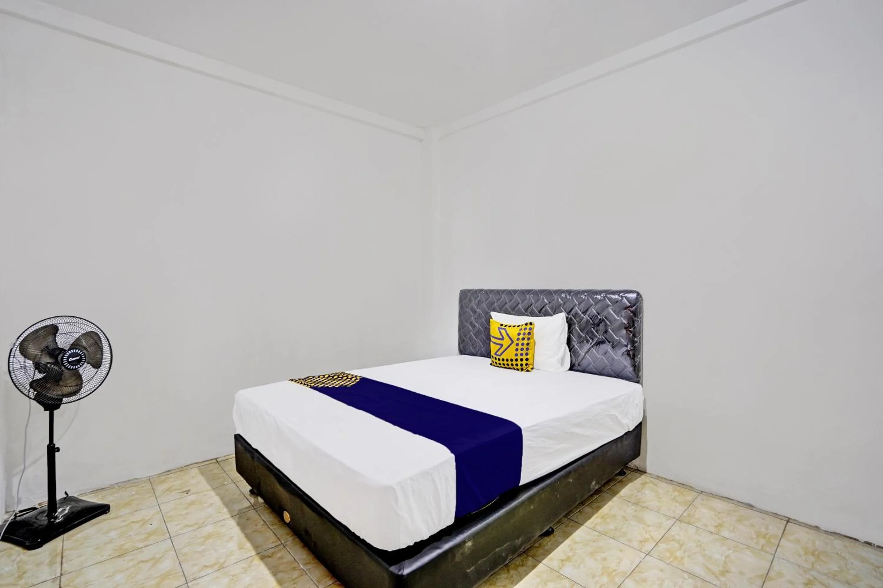 Small Single Room - single occupancy in Hotel O Griya Sandi Residence Family NearPantai Boom