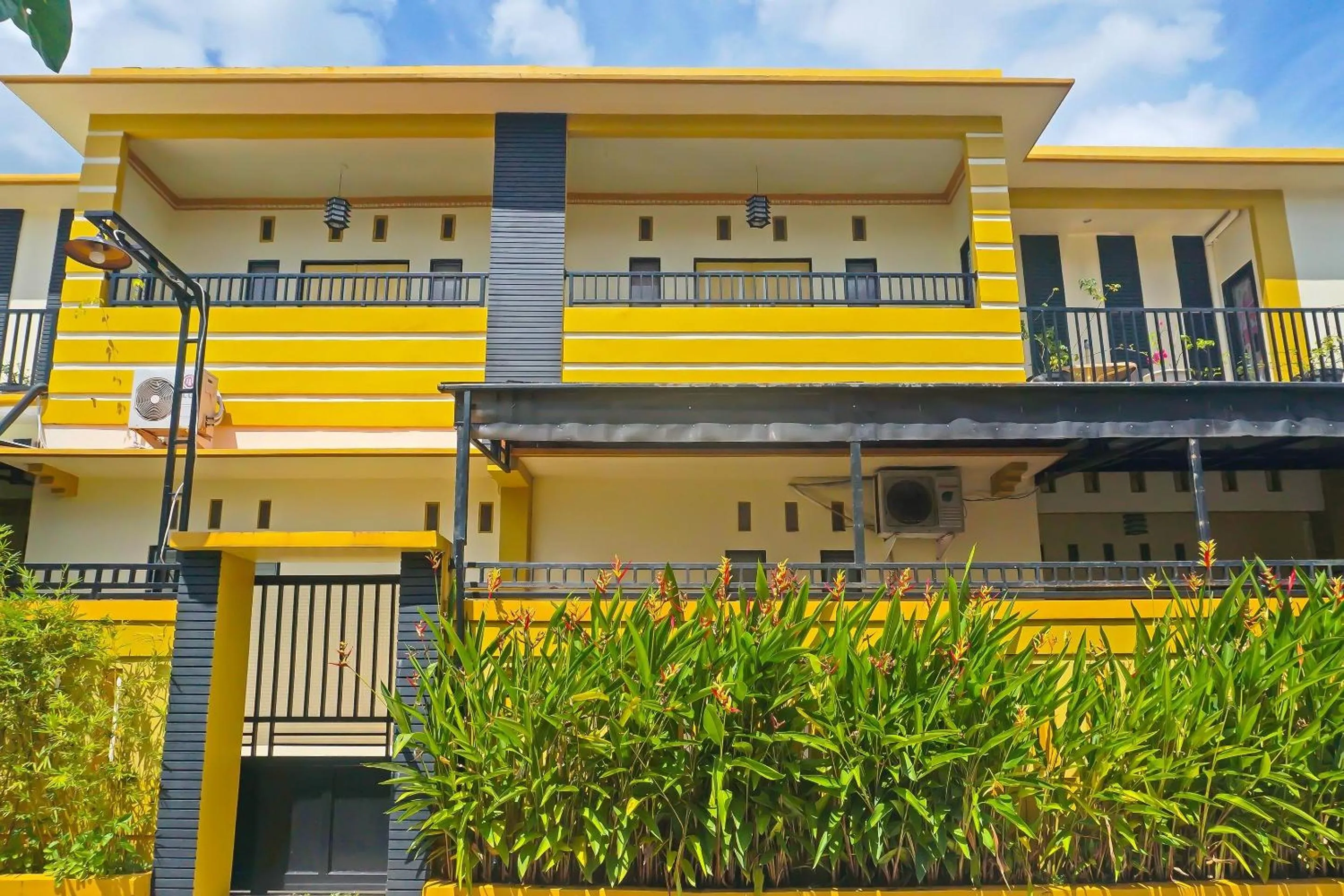 Facade/entrance in Hotel O Azeela Kost Syariah