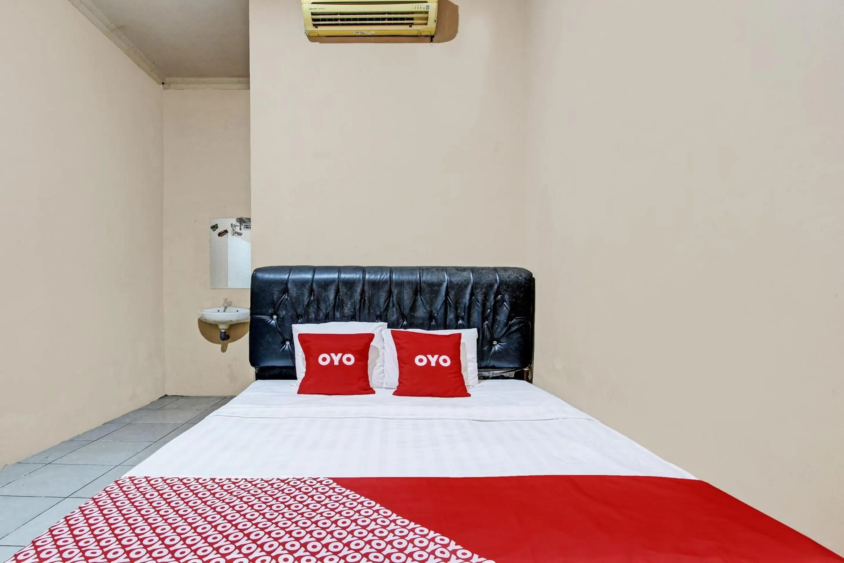 Bedroom, Bed in OYO 92459 Cahyo Kost 2