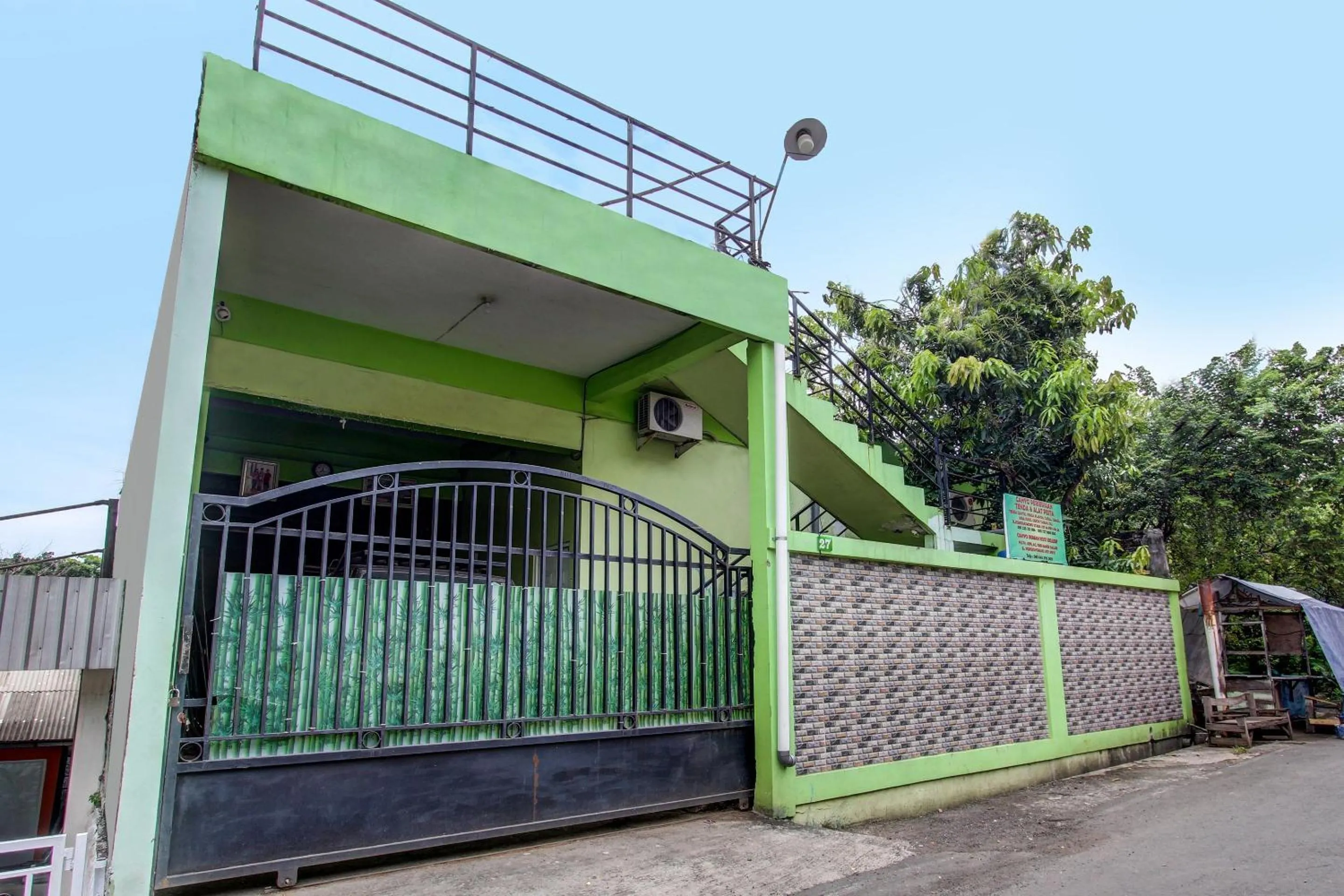 Facade/entrance in Hotel O Cahyo Kost 1